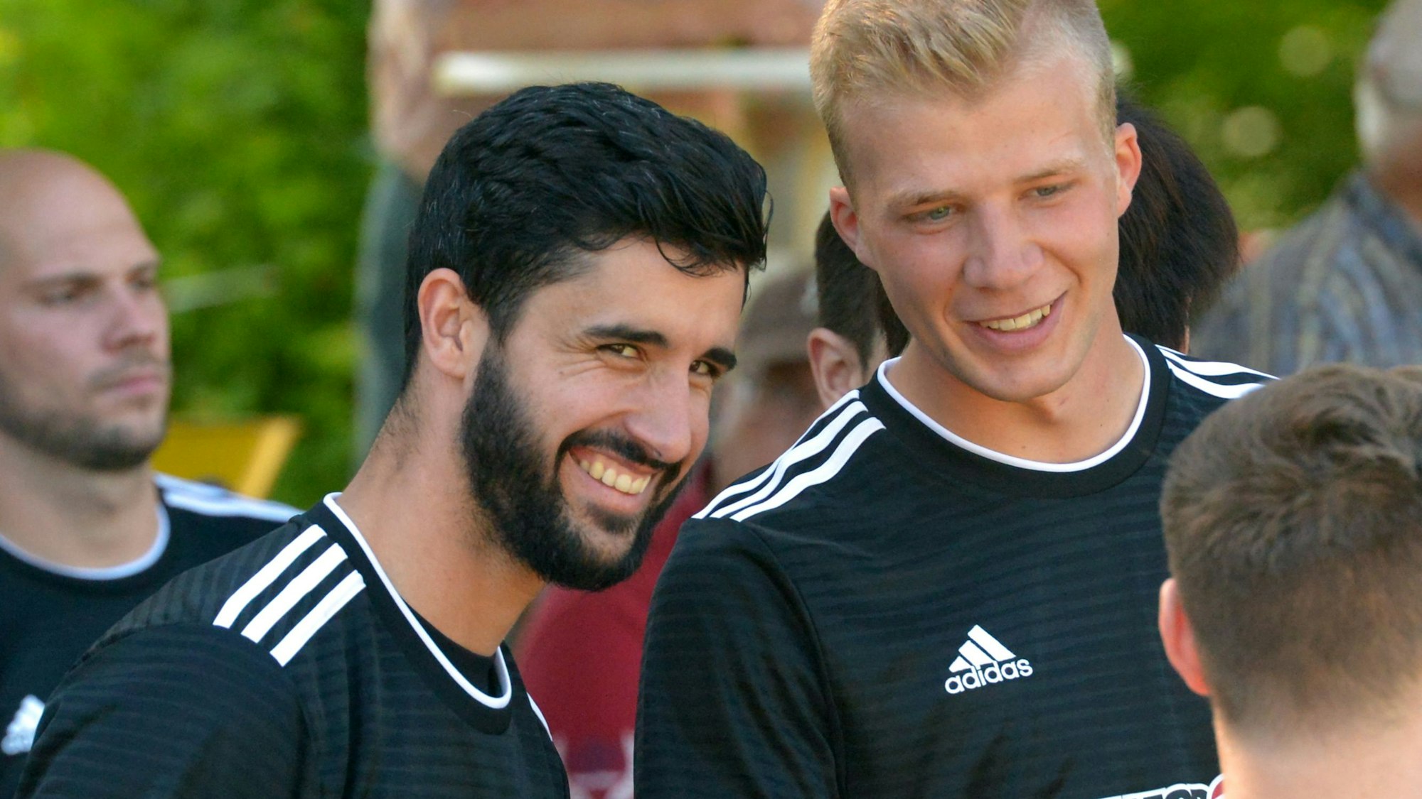 Deutzer Spieler David Marti Alegre und Sven Hoffmann stehen