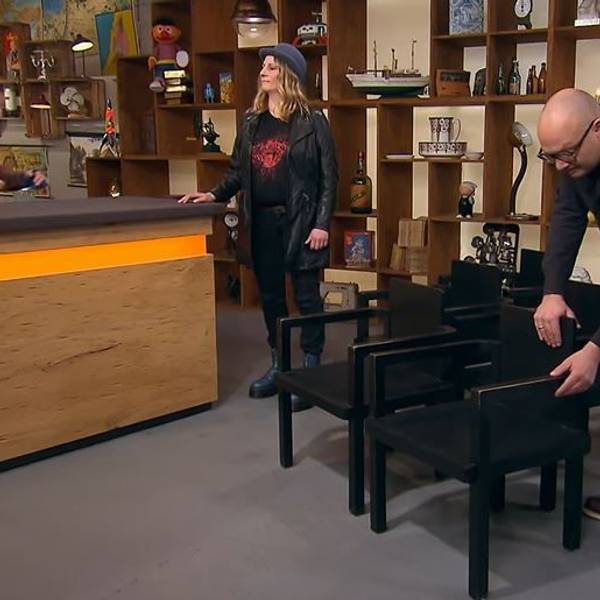 Experte Sven Deutschmanek (r.) inspiziert die Stühle von Eva Wildenhayn aus Bergisch Gladbach (M.) bei „Bares für Rares“.