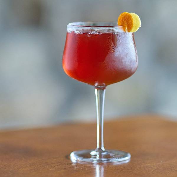 Mit einem Cocktail aus Kräuterlikör, Weißwein und Verjus, garniert mit zwei kreisrund geschnittenen Zesten von Zitrone und Orange, hat Jakob Habel, Barkeeper der Zephyr Bar in München, den „Made in GSA Competition 2024“' Cocktailwettbewerb gewonnen.