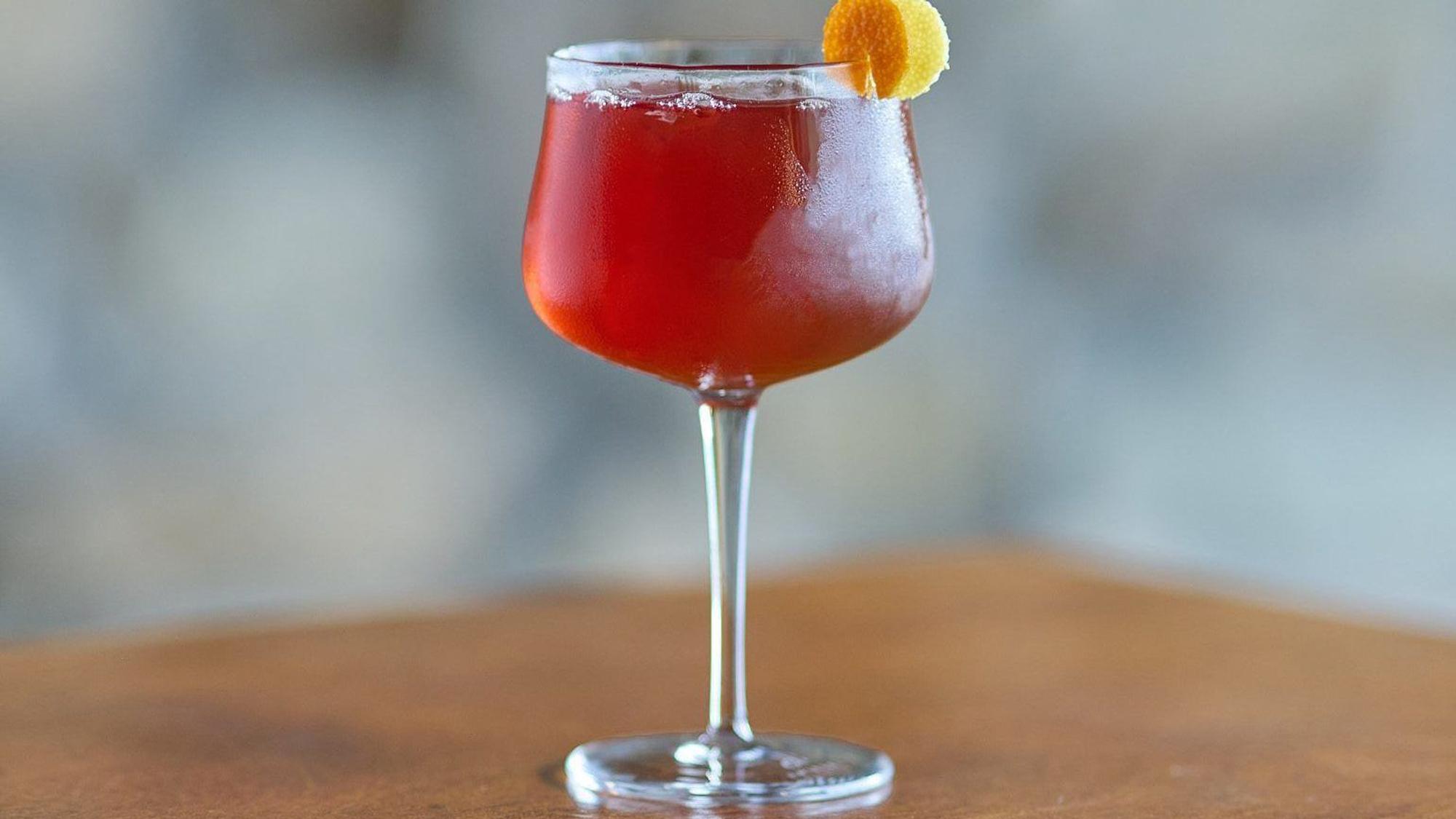 Mit einem Cocktail aus Kräuterlikör, Weißwein und Verjus, garniert mit zwei kreisrund geschnittenen Zesten von Zitrone und Orange, hat Jakob Habel, Barkeeper der Zephyr Bar in München, den „Made in GSA Competition 2024“' Cocktailwettbewerb gewonnen.