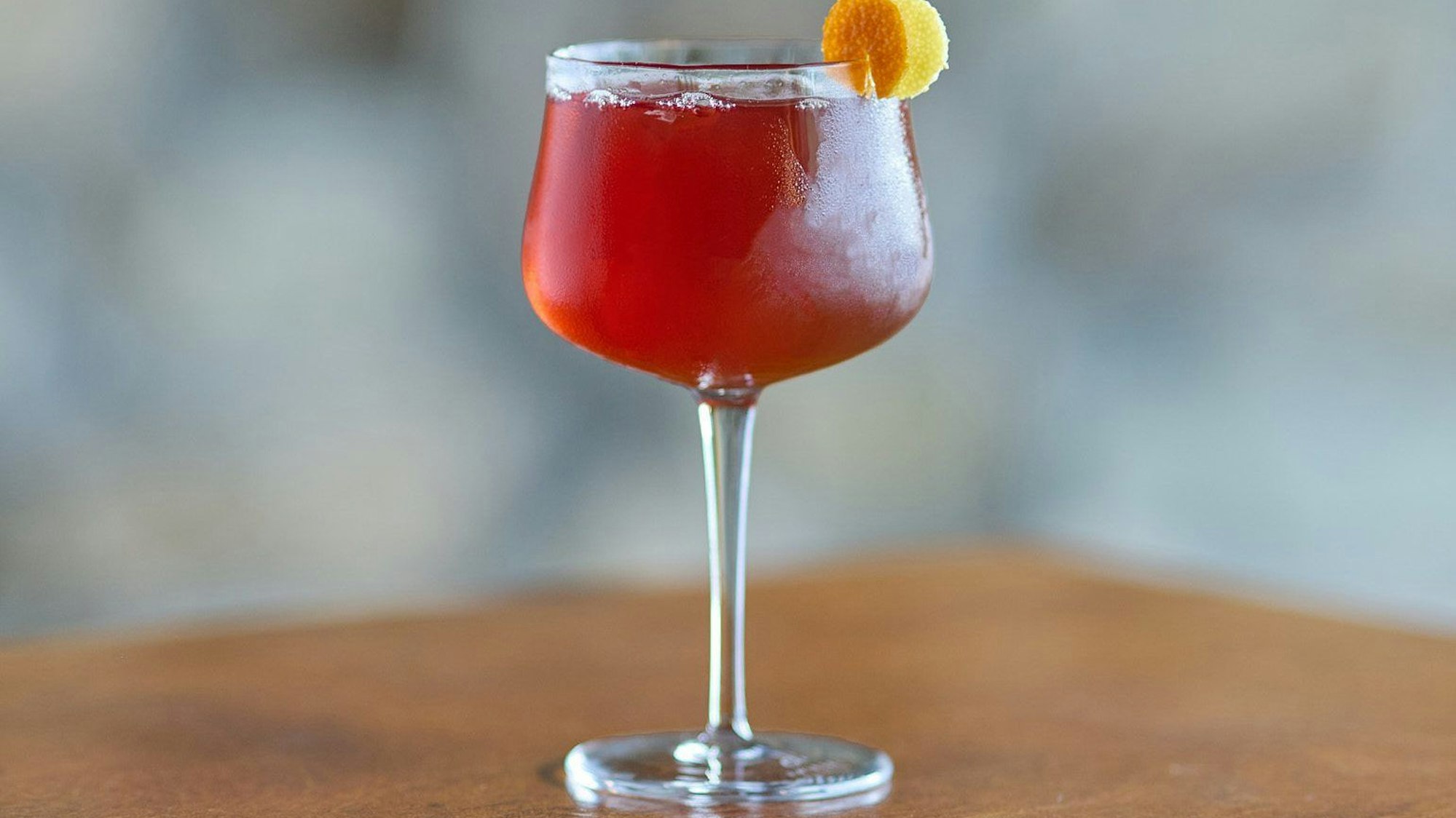 Mit einem Cocktail aus Kräuterlikör, Weißwein und Verjus, garniert mit zwei kreisrund geschnittenen Zesten von Zitrone und Orange, hat Jakob Habel, Barkeeper der Zephyr Bar in München, den „Made in GSA Competition 2024“' Cocktailwettbewerb gewonnen.