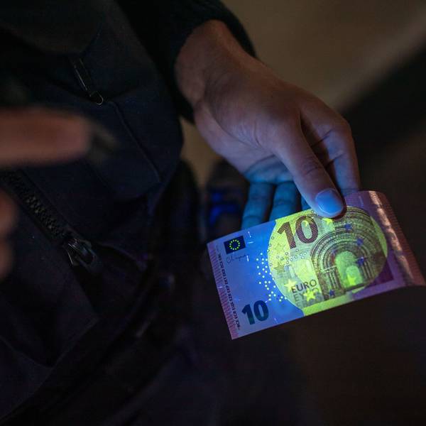 Das Bild zeigt einen 10-Euro-Schein und UV-Licht.