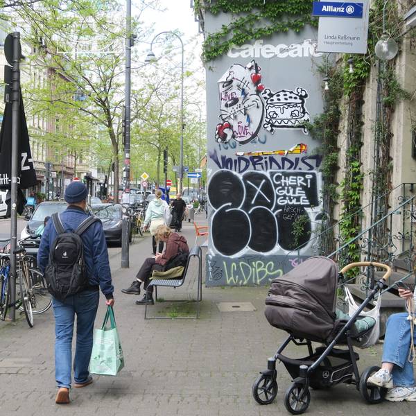 Den knapp bemessenen Gehweg müssen sich verschiedene Nutzergruppen in Ehrenfeld, wie hier auf der Venloer Straße, teilen.