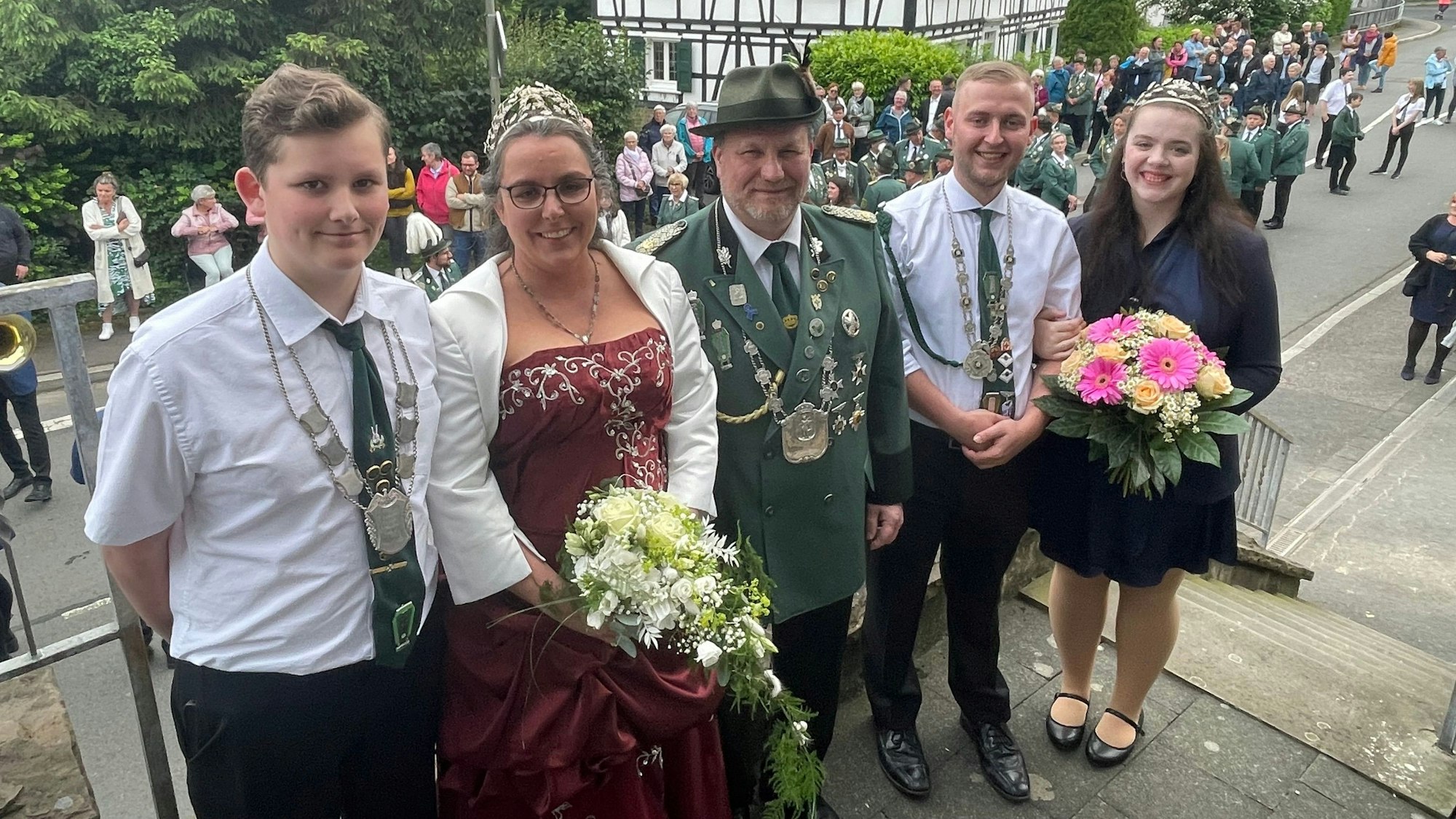 Die neuen Majestäten der St.-Sebastianus-Schützenbruderschaft Linde: (v.l.) Schülerprinz Sebastian Ulhaas, das Königspaar Hanspeter und Melanie Ulhaas, Prinz Julius Naudorf mit Prinzessin Jessica Schwirz.