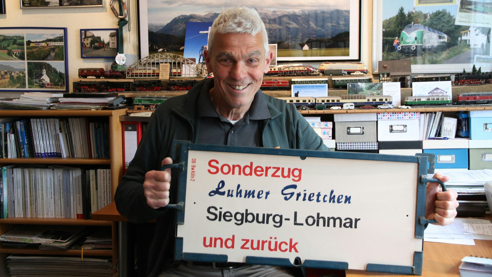Ein Mann mit einem Schild für einen Sonderzug