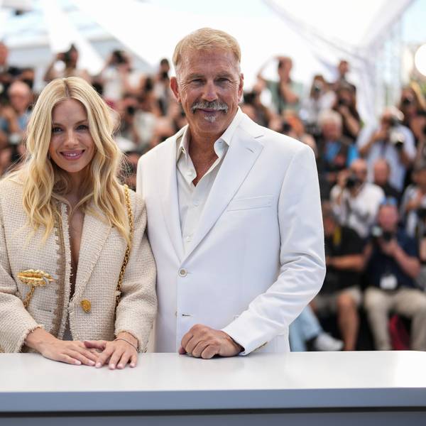 Sienna Miller und Kevin Costner posieren für Fotografen beim Fototermin für den Film „Horizon“ in Cannes.