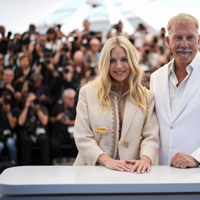 Sienna Miller und Kevin Costner posieren für Fotografen beim Fototermin für den Film „Horizon“ in Cannes.