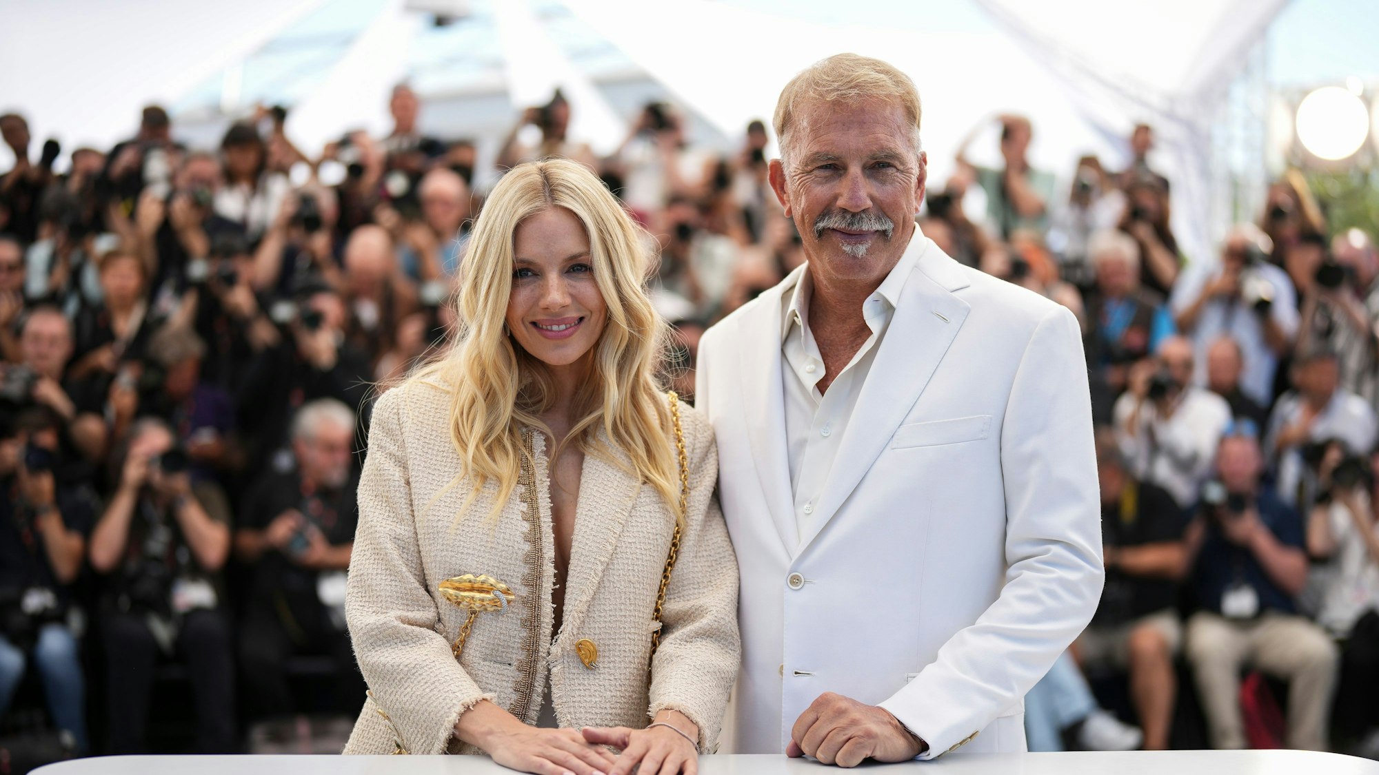 Sienna Miller und Kevin Costner posieren für Fotografen beim Fototermin für den Film „Horizon“ in Cannes.