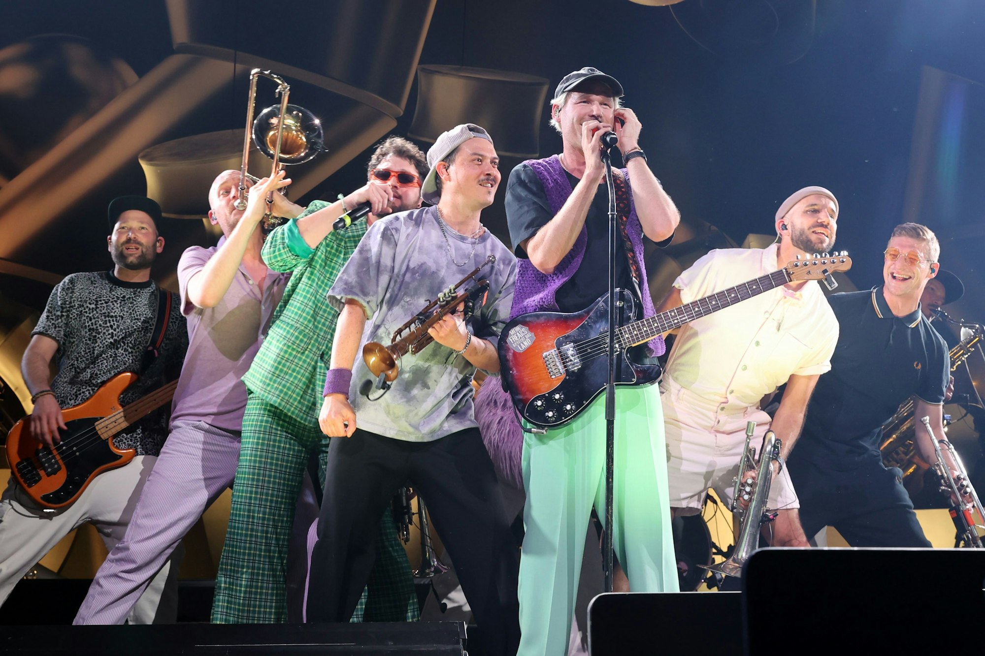 Musiker auf der Bühne.