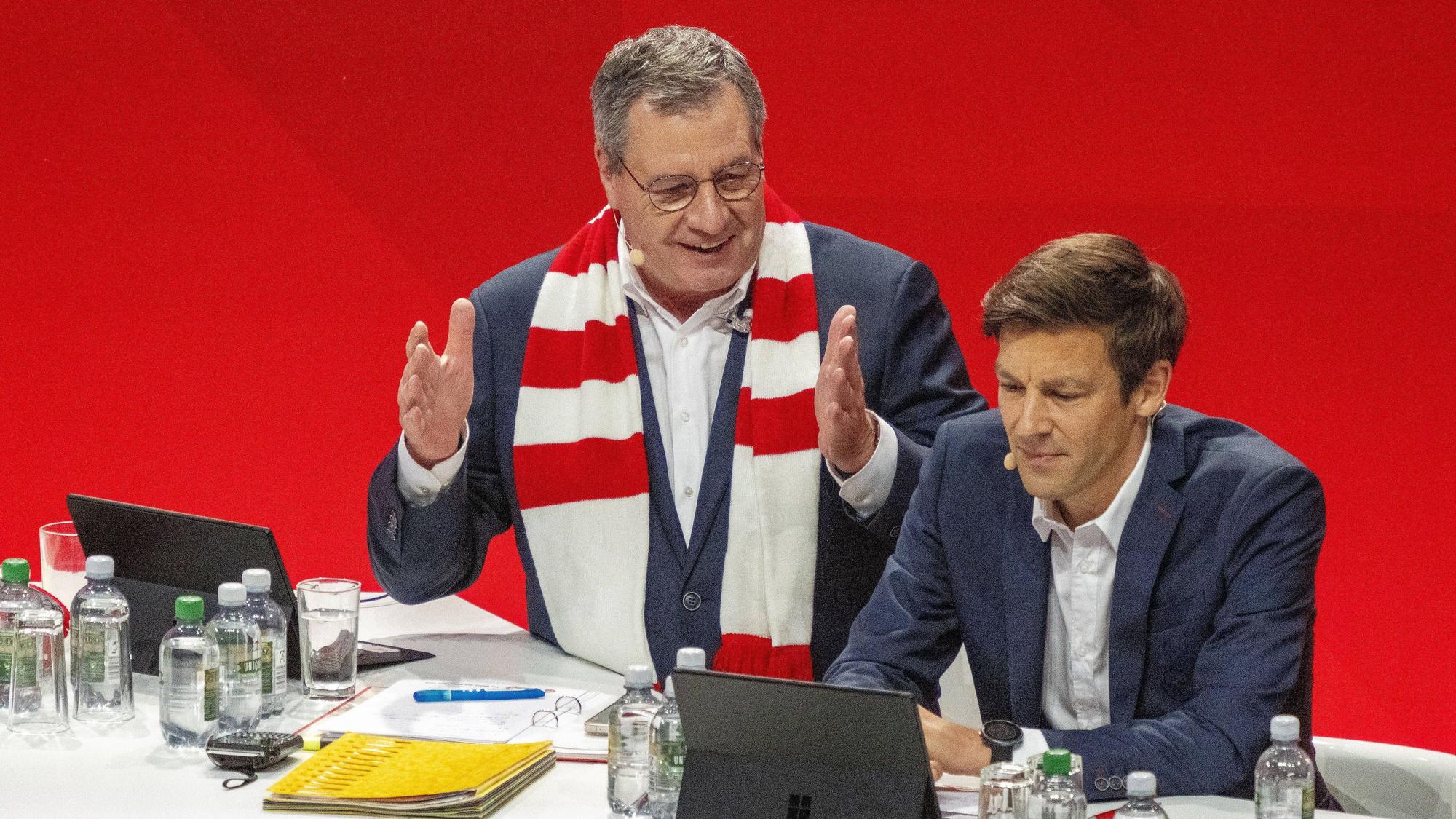 Carsten Wettich und FC-Präsident Werner Wolf auf der Mitgliederversammlung im September 2023