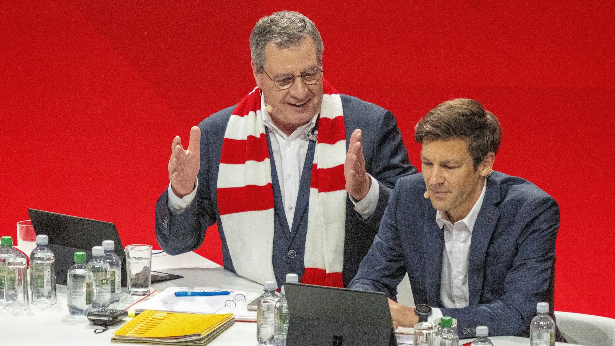 Carsten Wettich und FC-Präsident Werner Wolf auf der Mitgliederversammlung im September 2023