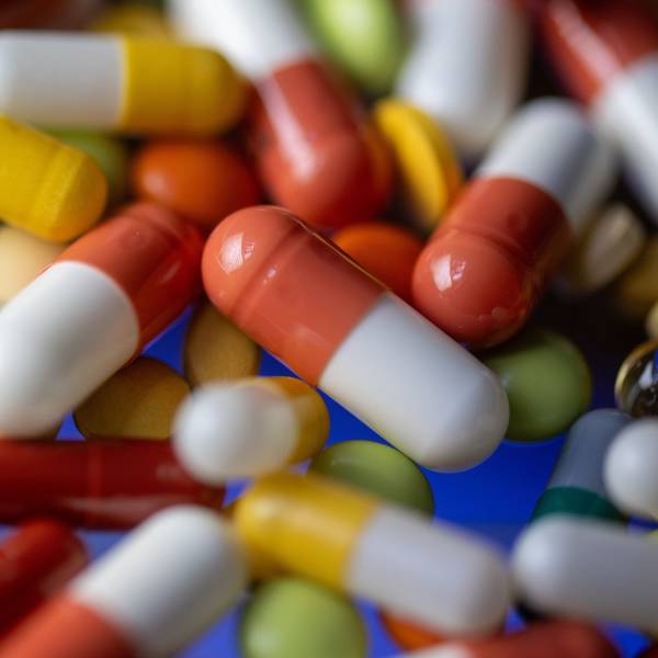 Verschiedene Tabletten, Kapseln und Dragees liegen auf einem Tisch in Leipzig.