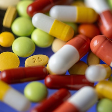 Verschiedene Tabletten, Kapseln und Dragees liegen auf einem Tisch in Leipzig.