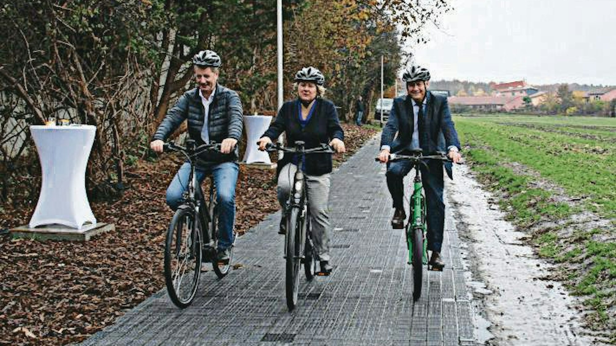 Bei der Eröffnung radelten Donald Müller-Judex, Svenja Schulze (damals Umweltministerin) und Volker Erner (damals Bürgermeister).