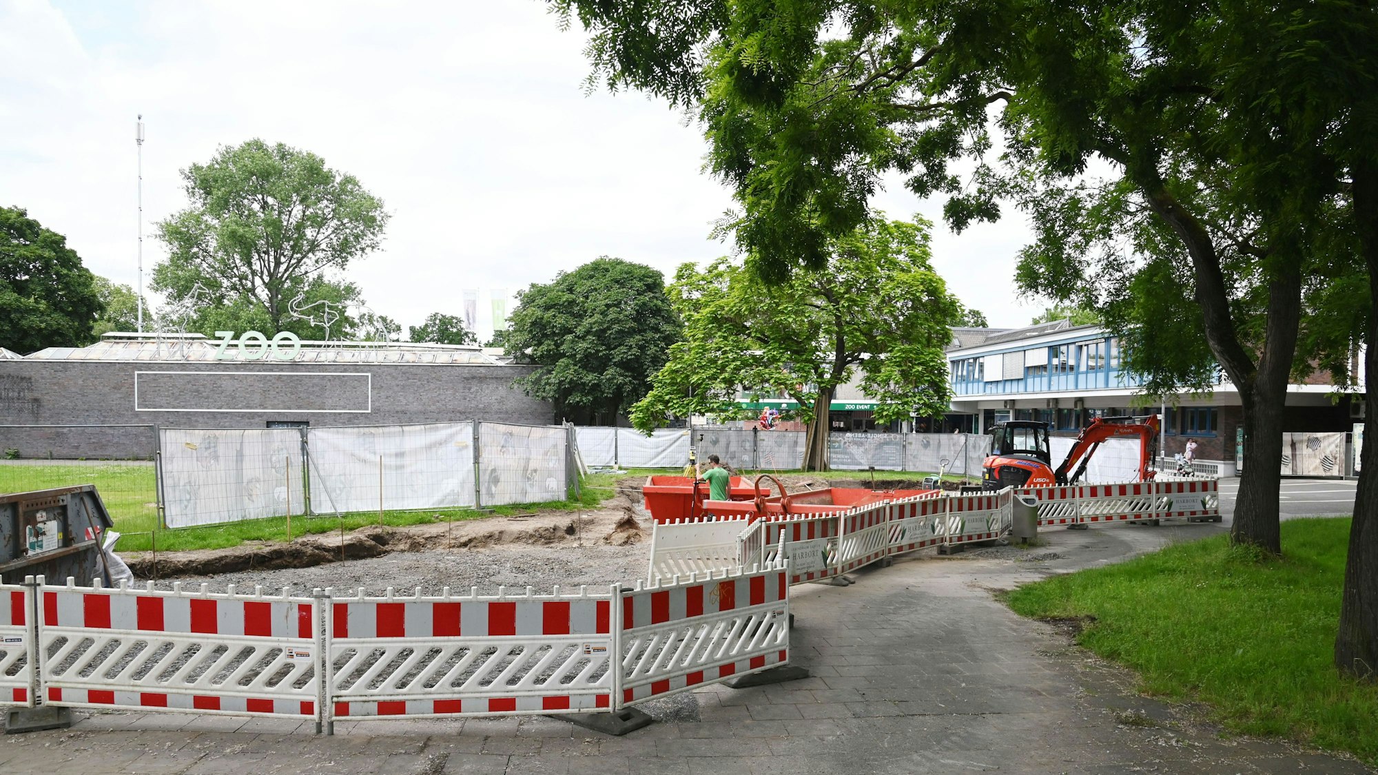 Baustelle vor dem Zoo: Hier wird ein neuer Kassenkiosk entstehen.