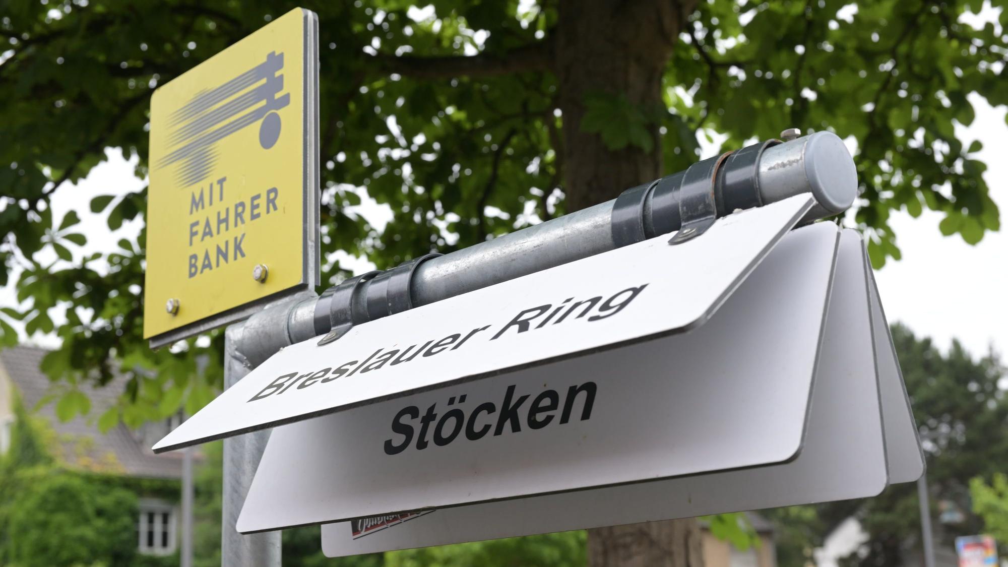 Wer auf der Mitfahrbank Platz nimmt, kann mit Klappschildern sein Fahrziel angeben.
