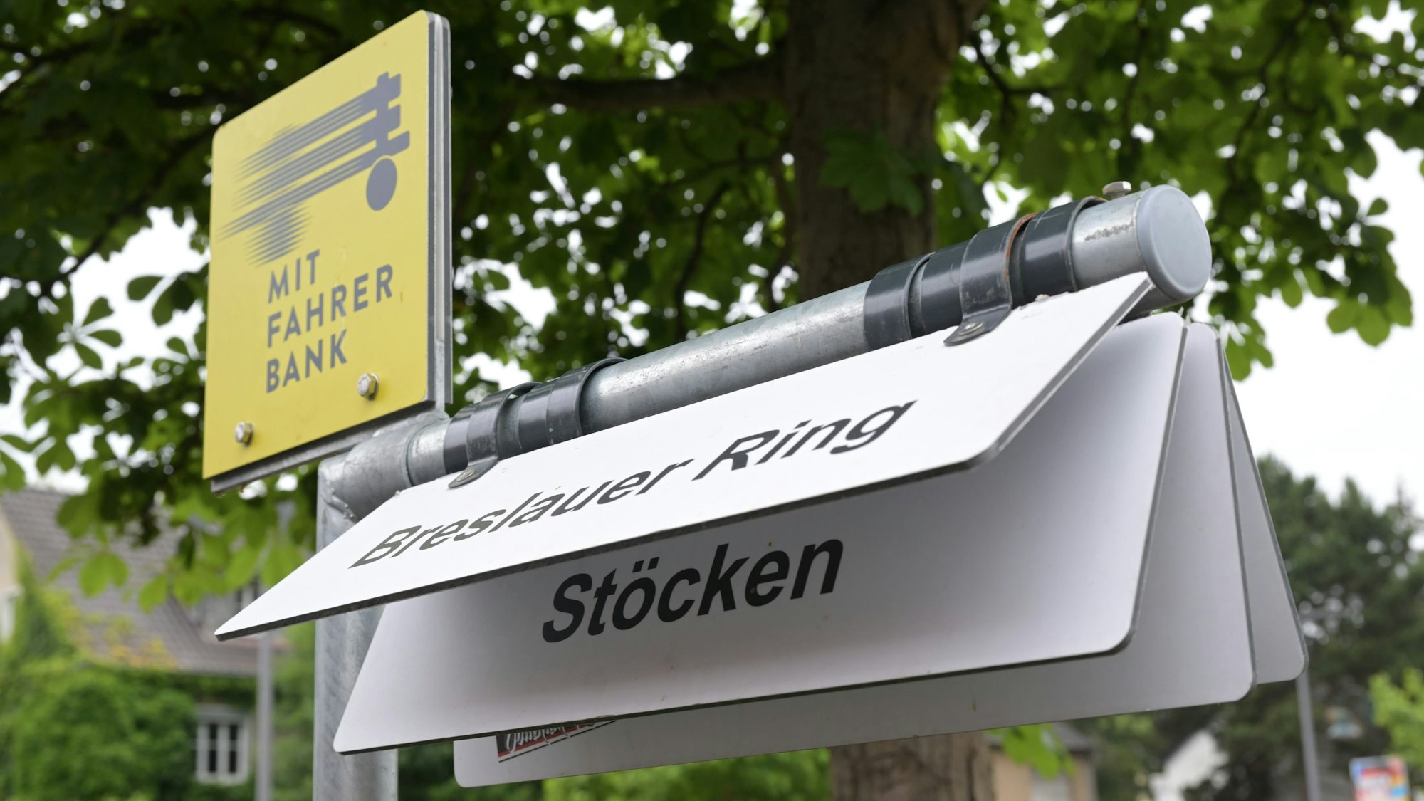 Wer auf der Mitfahrbank Platz nimmt, kann mit Klappschildern sein Fahrziel angeben.