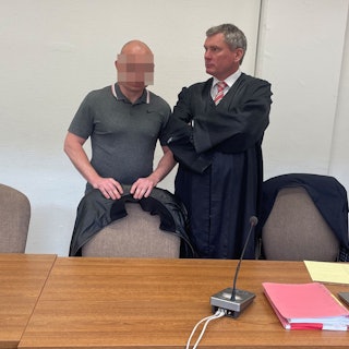 Der Beschuldigte mit seinem Verteidiger Frank Seebode beim Prozessauftakt im Kölner Landgericht