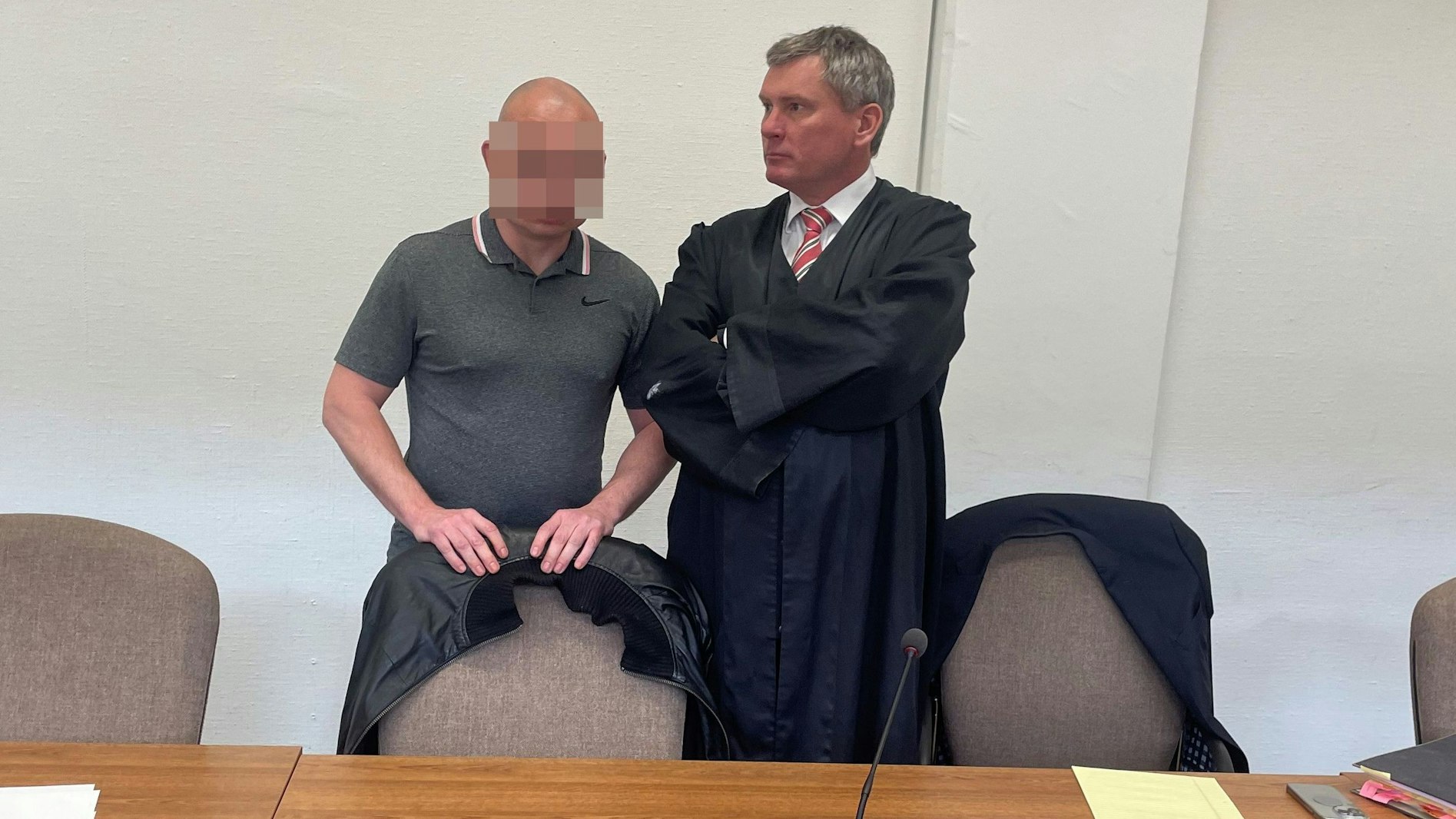 Der Beschuldigte mit seinem Verteidiger Frank Seebode beim Prozessauftakt im Kölner Landgericht