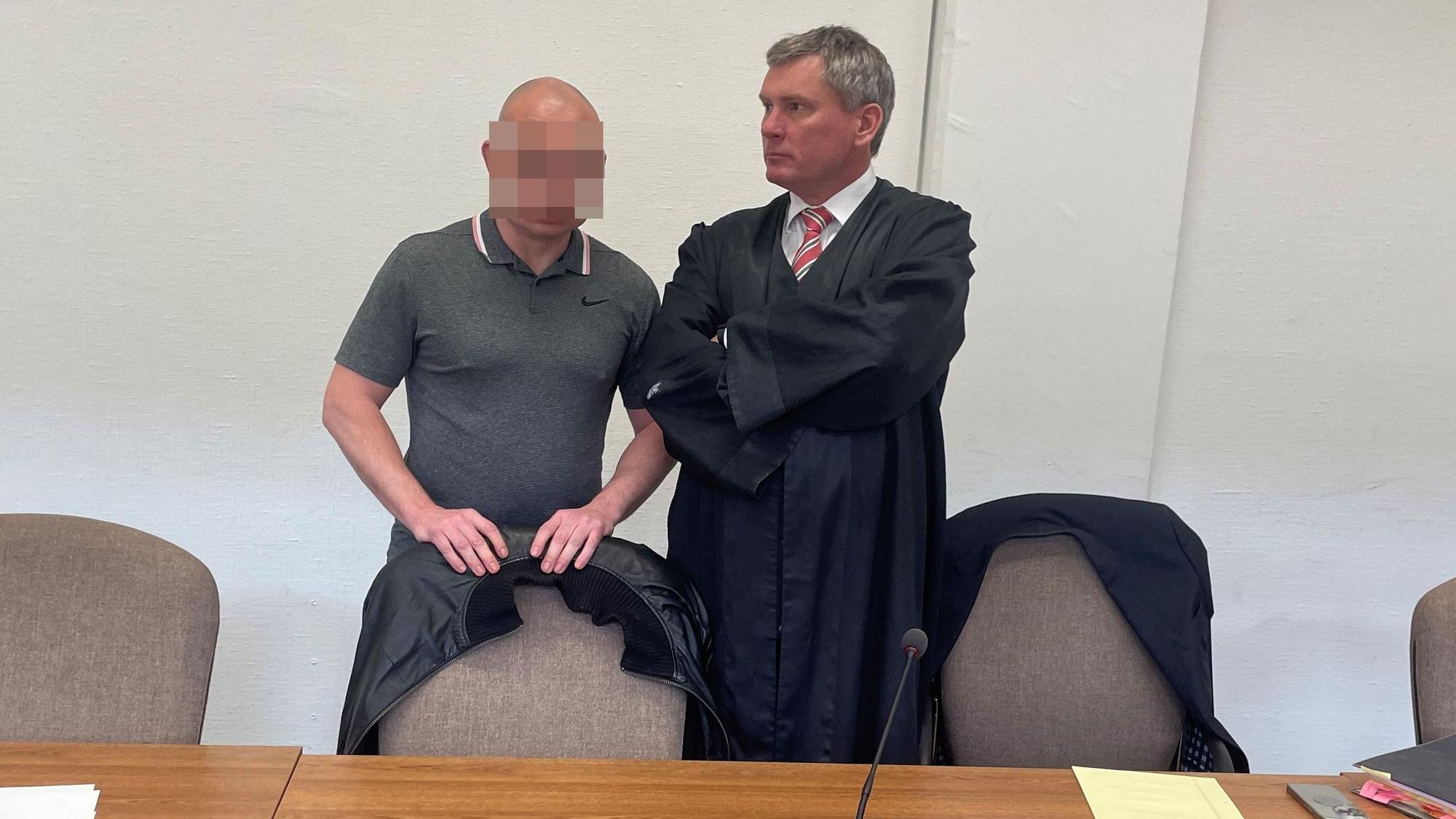 Der Beschuldigte mit seinem Verteidiger Frank Seebode beim Prozessauftakt im Kölner Landgericht