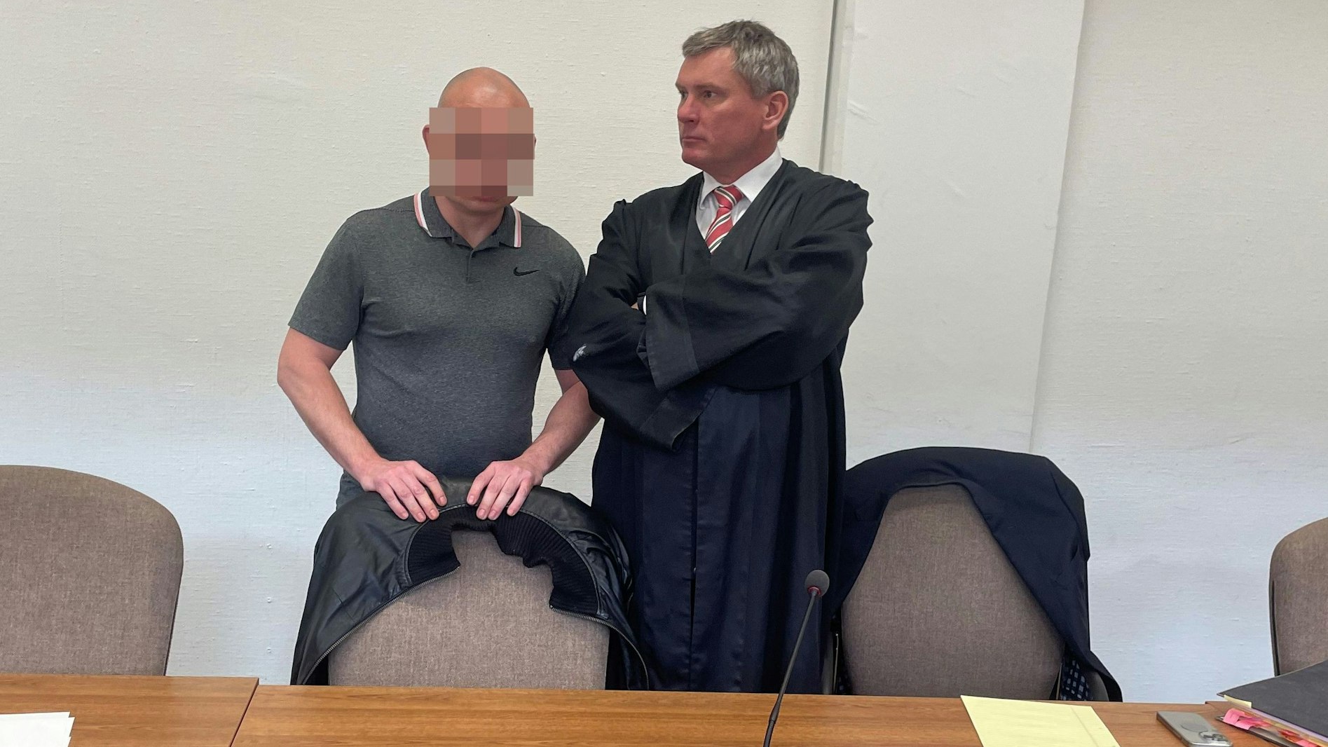 Der Beschuldigte mit seinem Verteidiger Frank Seebode beim Prozessauftakt im Kölner Landgericht