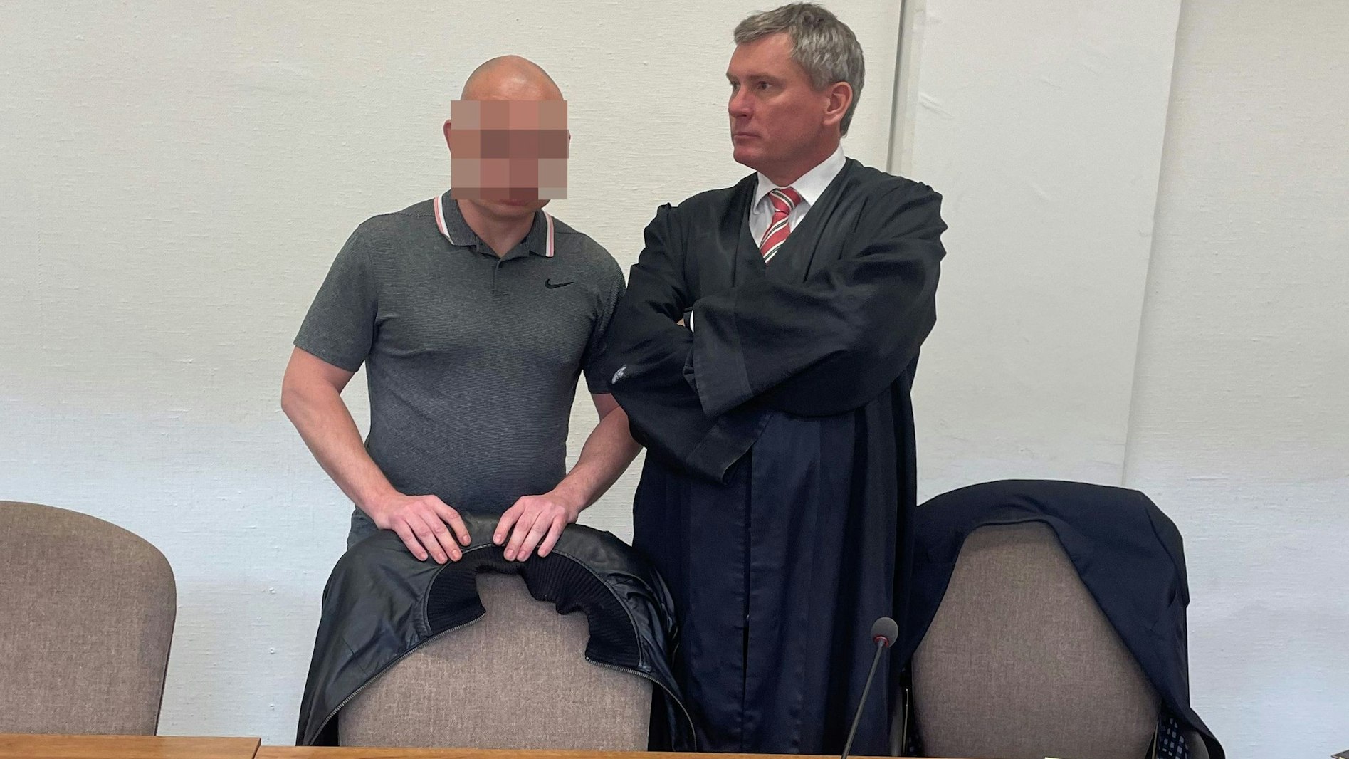 Der Beschuldigte mit seinem Verteidiger Frank Seebode beim Prozessauftakt im Kölner Landgericht