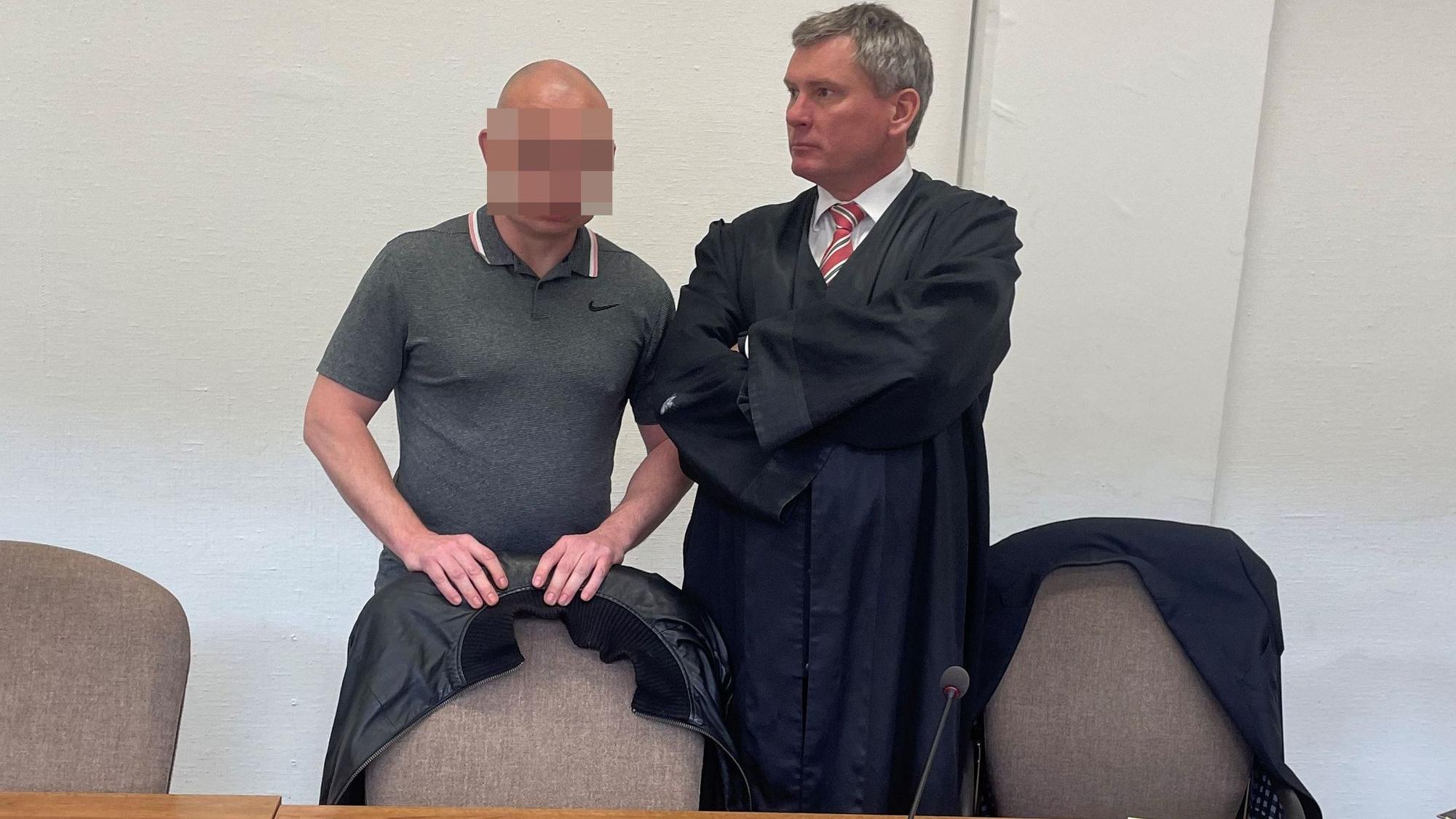 Der Beschuldigte mit seinem Verteidiger Frank Seebode beim Prozessauftakt im Kölner Landgericht