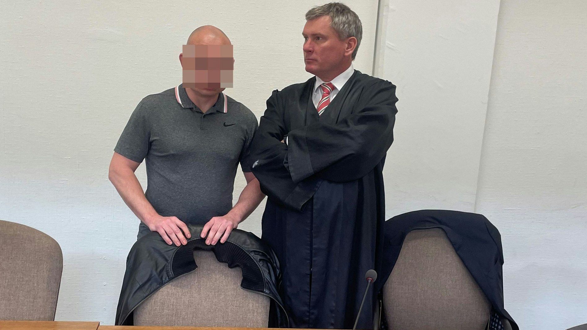 Der Beschuldigte mit seinem Verteidiger Frank Seebode beim Prozessauftakt im Kölner Landgericht