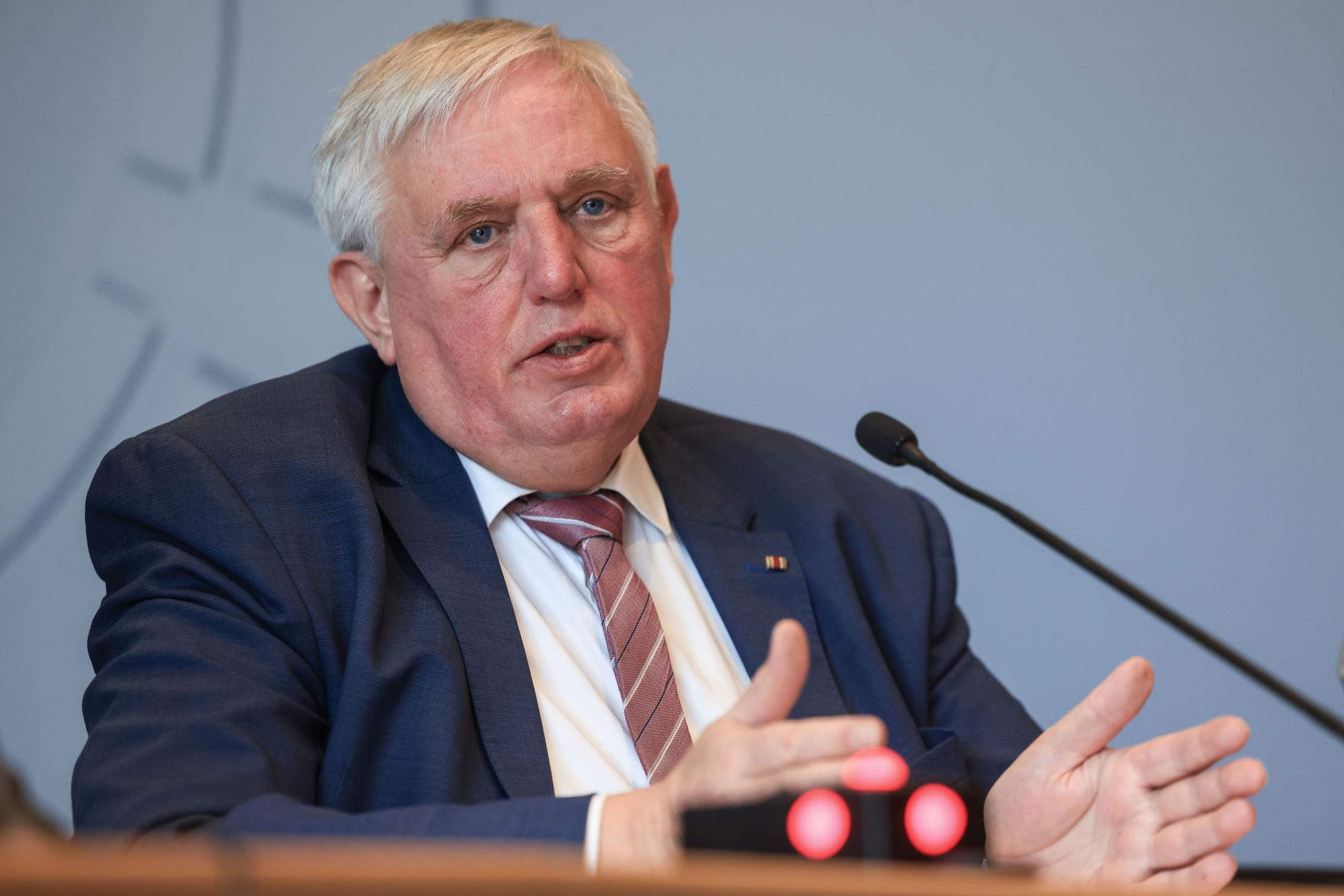 Karl-Josef Laumann (CDU), Gesundheitsminister spricht auf einer Pressekonferenz zur aktuellen Lage der Organspende in Nordrhein-Westfalen.