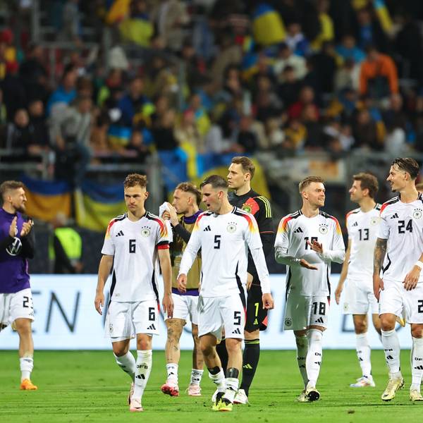 Die deutschen Spieler gehen nach dem Spiel Deutschland vs Ukraine über das Feld.