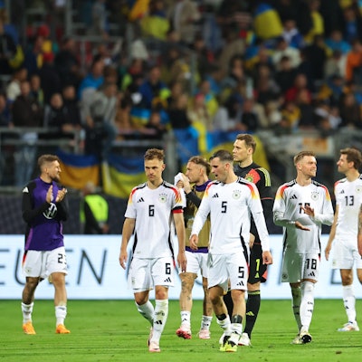 Die deutschen Spieler gehen nach dem Spiel Deutschland vs Ukraine über das Feld.