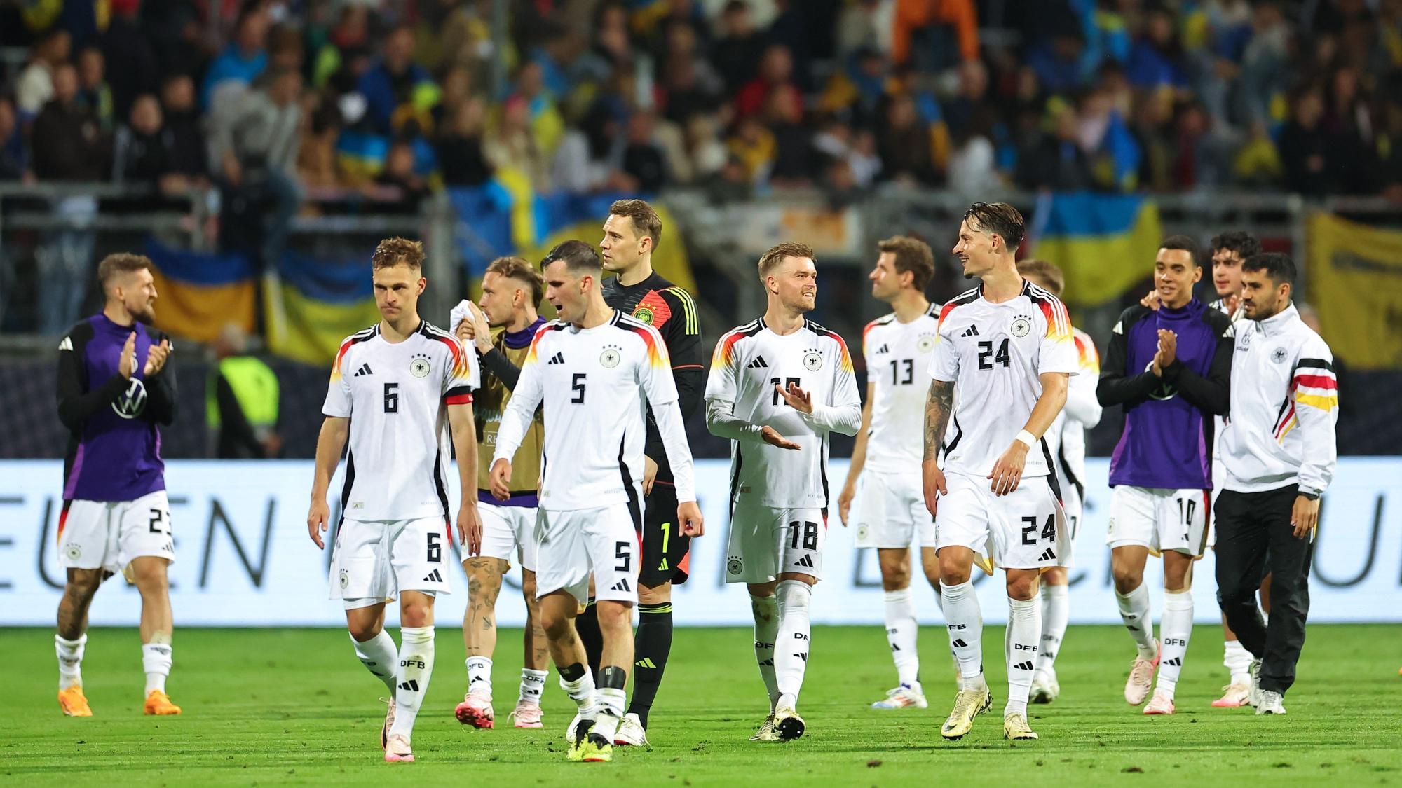 Die deutschen Spieler gehen nach dem Spiel Deutschland vs Ukraine über das Feld.