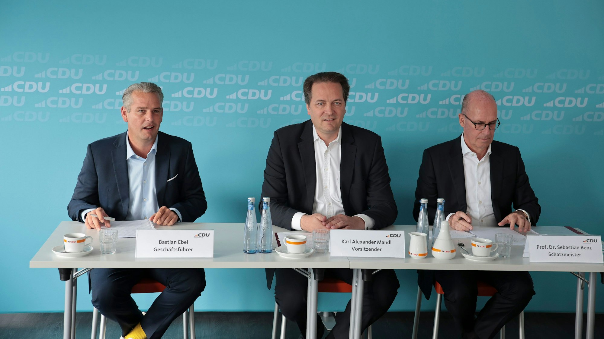 04.06.2024, Köln: v.l.n.r. : Bastian Ebel (Geschäftsführer), Karl Alexander Mandl ( Vorsitzender und Prof.D. Sebastian Benz (Schatzmeister) PK CDU Köln.Foto:Dirk Borm