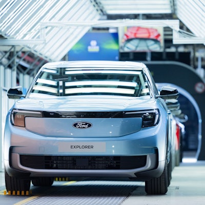 Ford Elektroautos vom Typ Explorer stehen beim Produktionsstart in der Halle. Es ist das erste Elektroauto von Ford aus Europa. In den Kölner Produktionsstandort wurden rund zwei Milliarden Euro investiert.