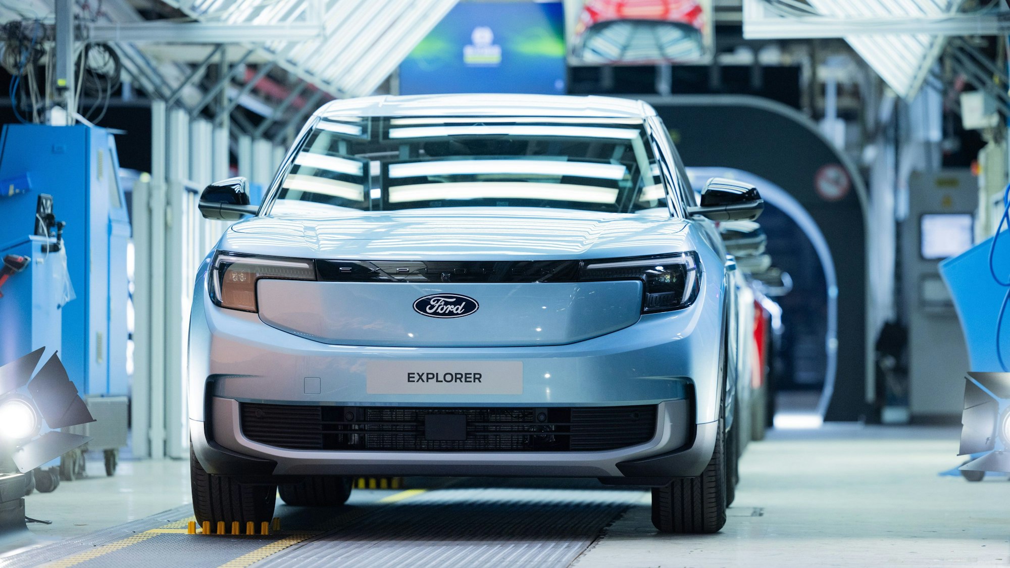 Ford Elektroautos vom Typ Explorer stehen beim Produktionsstart in der Halle. Es ist das erste Elektroauto von Ford aus Europa. In den Kölner Produktionsstandort wurden rund zwei Milliarden Euro investiert.