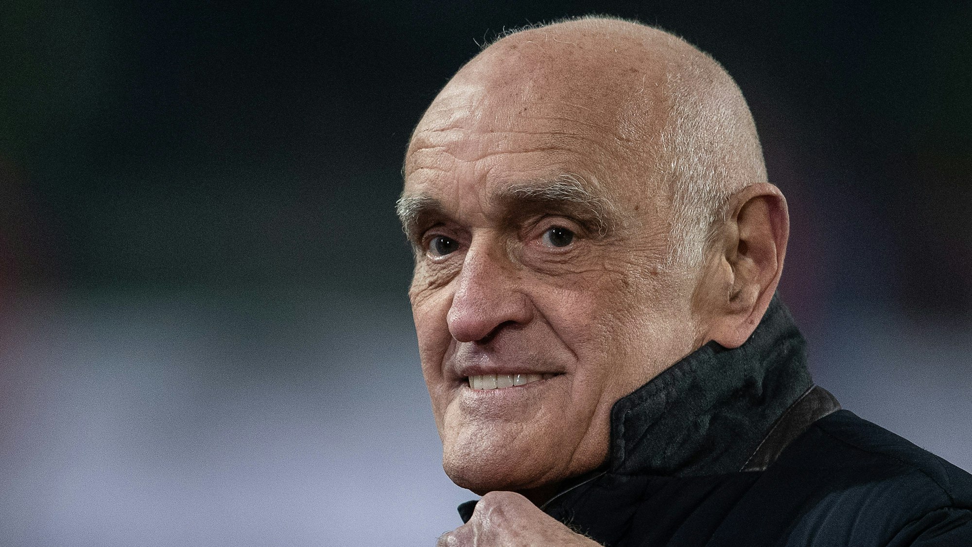 Martin Kind, Geschäftsführer von Hannover 96, ist vor dem Spiel im Stadion.