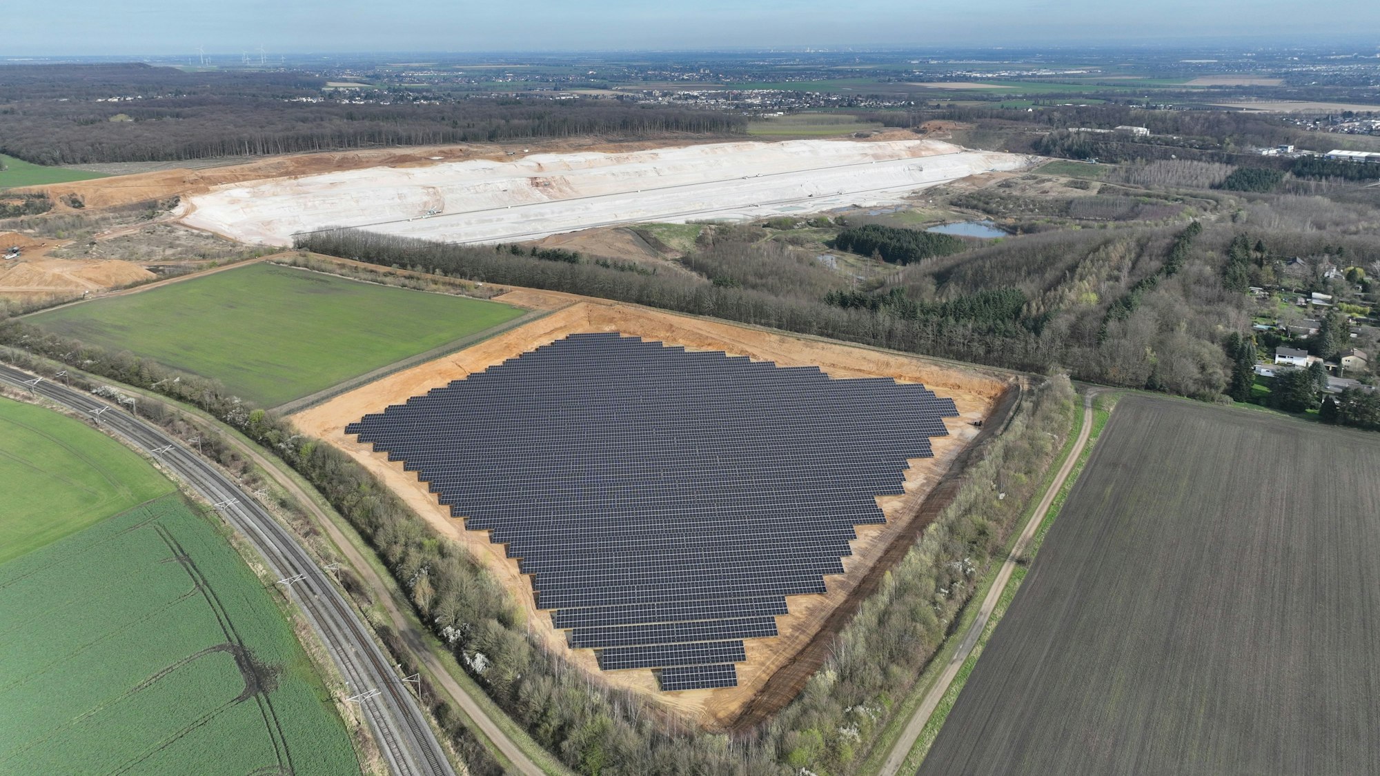 Auf dem Bild ist eine Luftaufnahme der neuen PV-Anlage zu sehen.