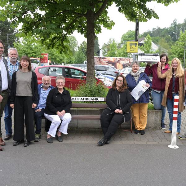 Auf die Mitfahrbank auf dem Veurneplatz in Rösrath-Hoffnungsthal setzten sich zum Start Peter Wilbertz und Heidi Meurer vom Seniorenbeirat sowie Bürgermeisterin Bondina Schulze (v. l.).