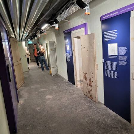 Ein Flur und Zellen im Keller des Frauenhauses der Ende der 60er-Jahre aufgelösten Arbeitsanstalt Brauweiler.