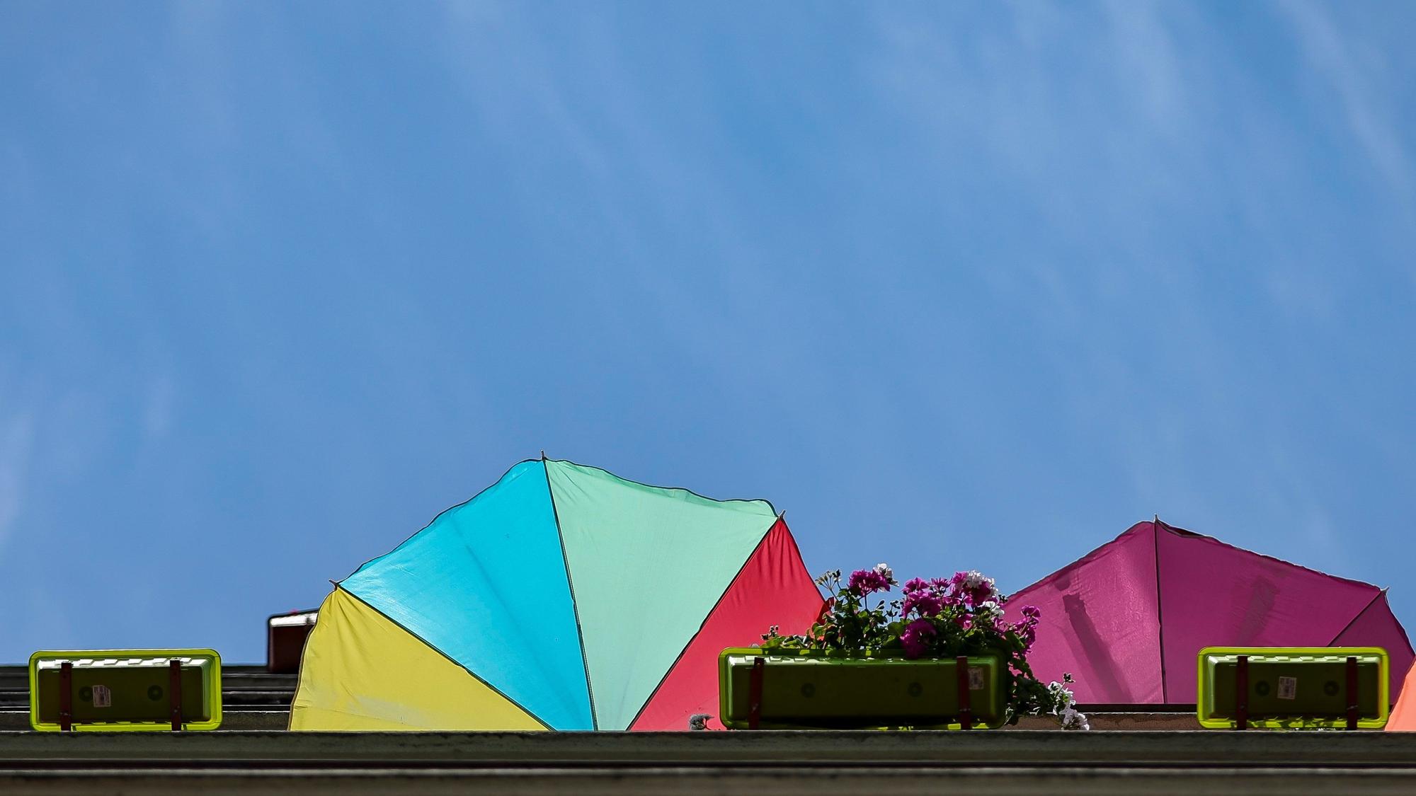 Sonnenschirme auf einem Balkon.