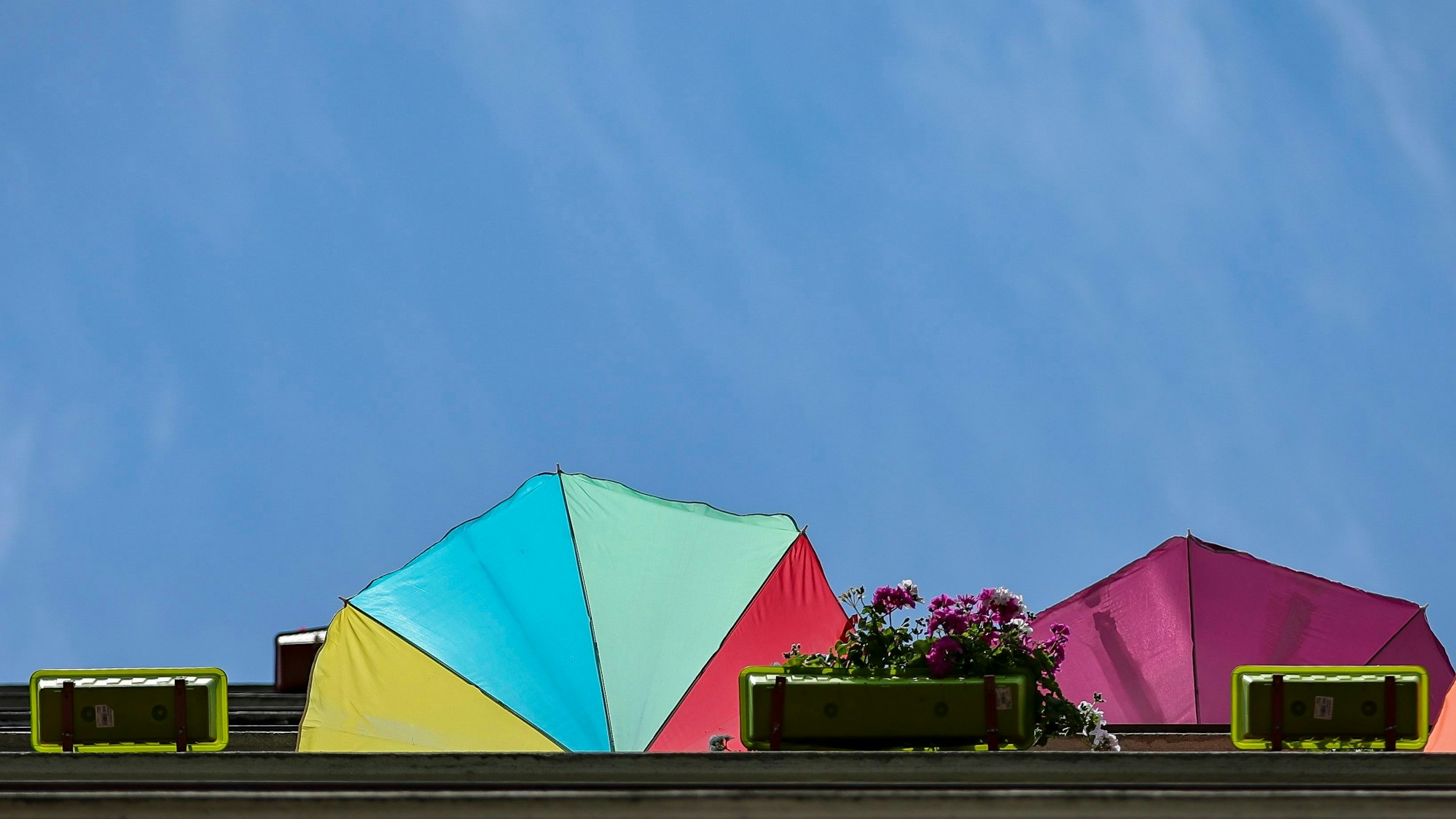 Sonnenschirme auf einem Balkon.