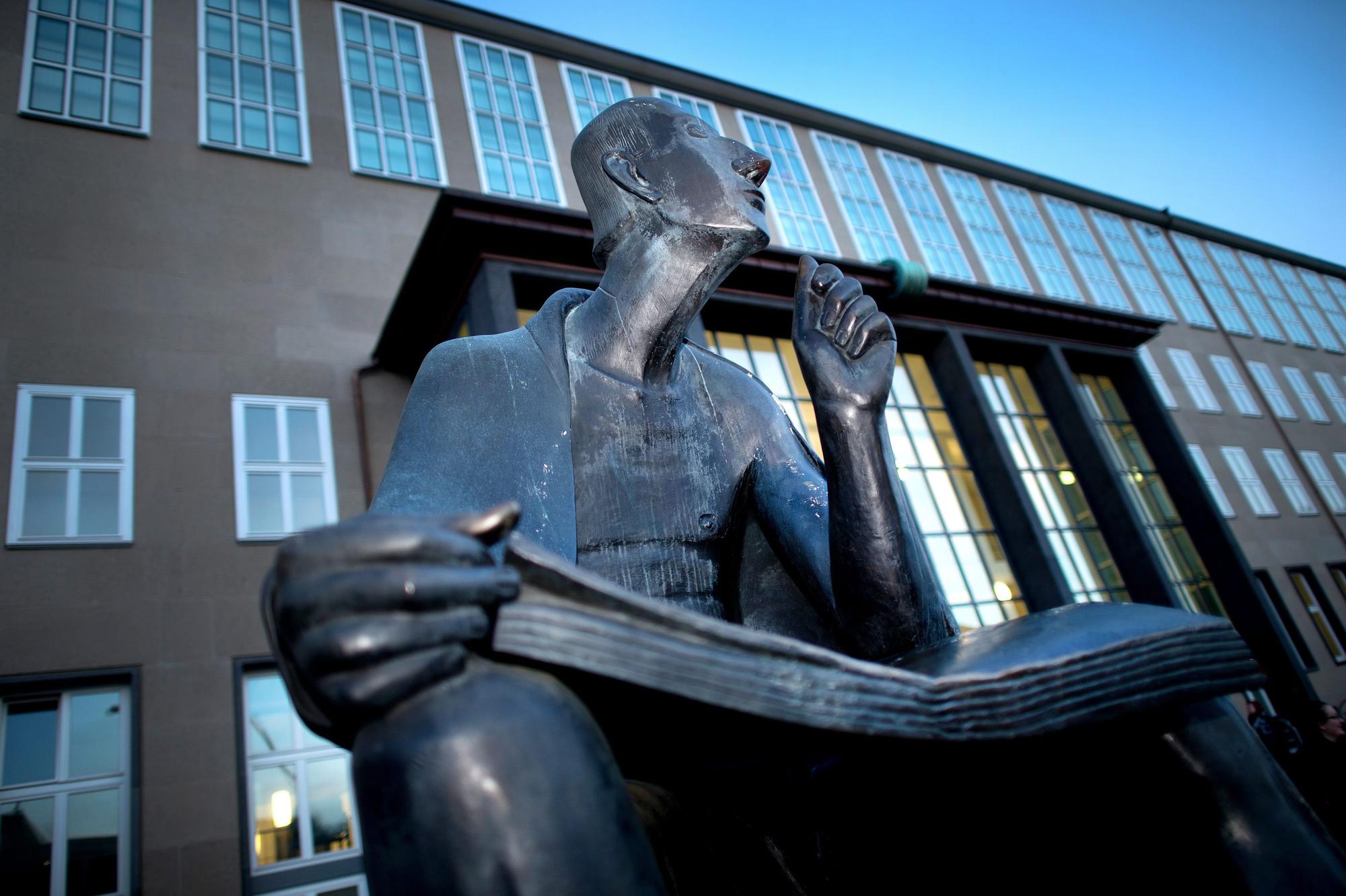 Die Albertus-Magnus-Statue vor dem Hauptgebäude der Kölner Uni.