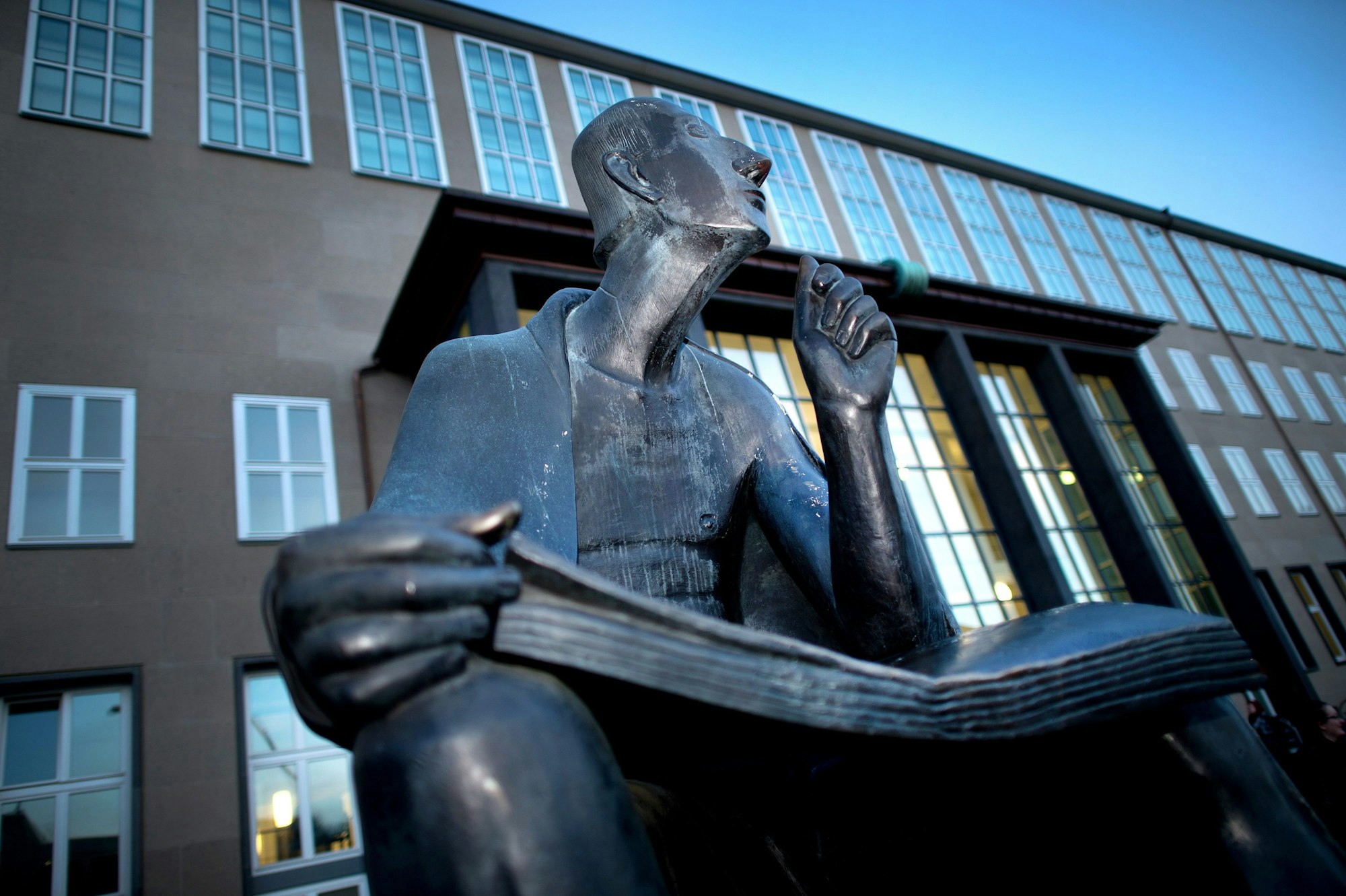 Die Albertus-Magnus-Statue vor dem Hauptgebäude der Kölner Uni.