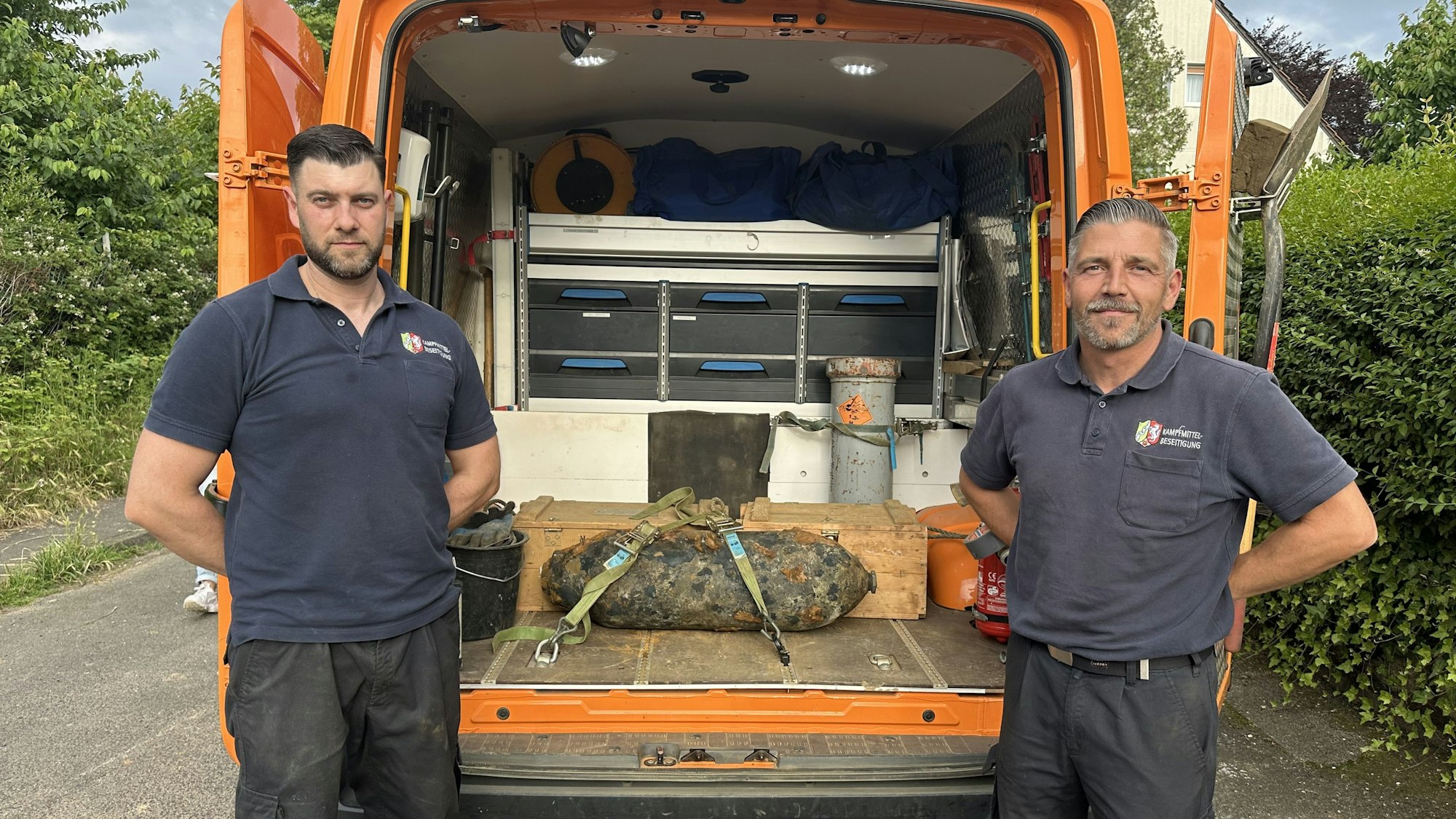 Köln-Westhoven, 4.6.2024: Michael Hilgers und Marcel Biewald vom Kampfmittelbeseitigungsdienst der Bezirksregierung Düsseldorf mit der entschärften Bombe.