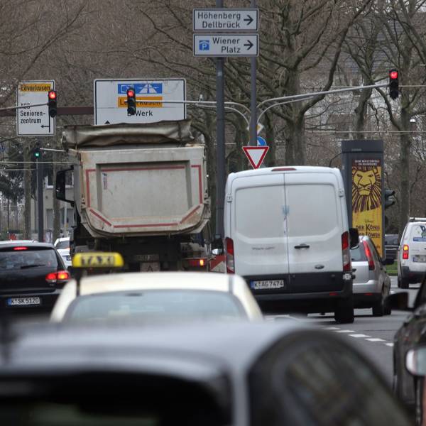 Köln: Blick auf den Verkehr am Clevischen Ring in Mülheim.