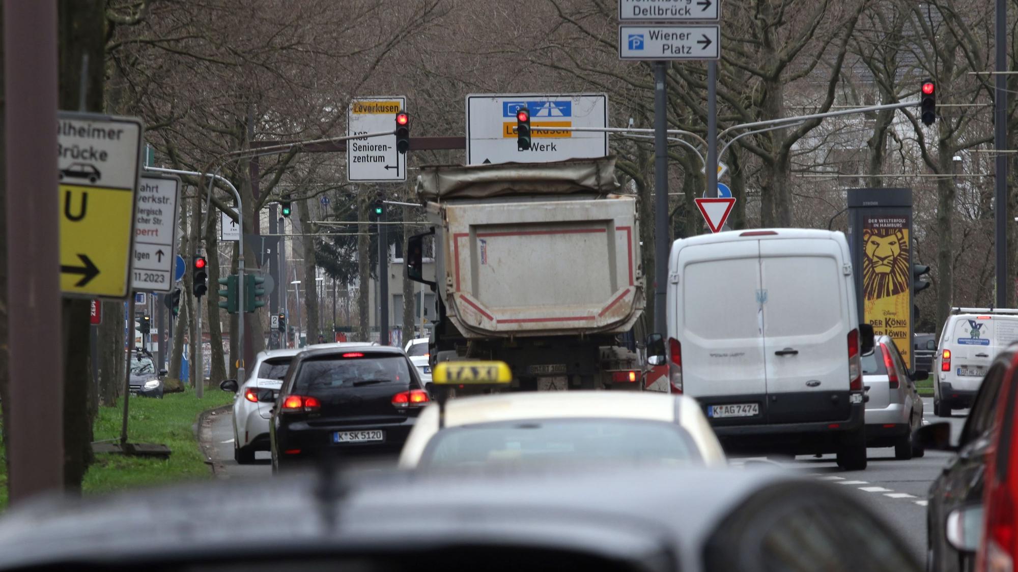 Köln: Blick auf den Verkehr am Clevischen Ring in Mülheim.