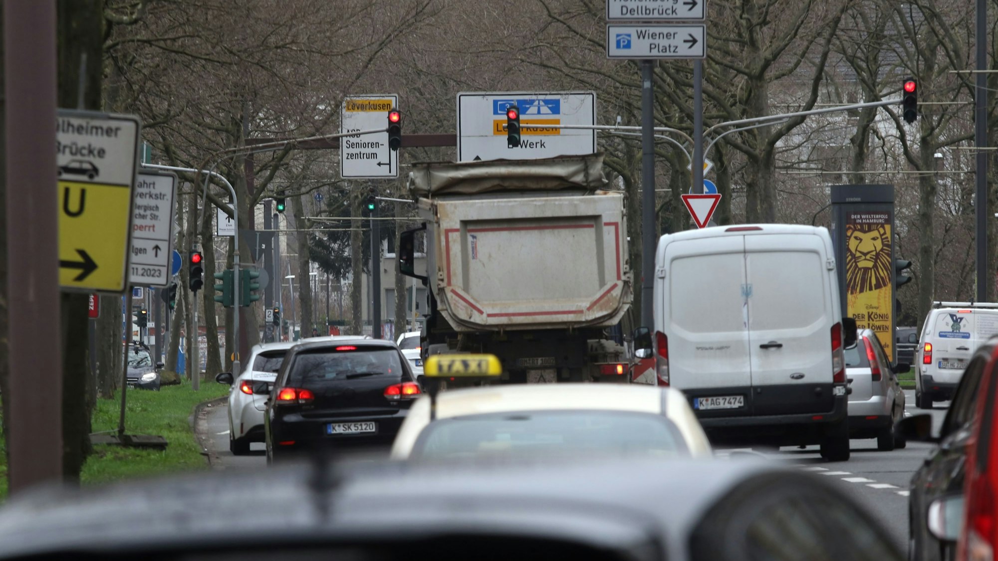 Köln: Blick auf den Verkehr am Clevischen Ring in Mülheim.
