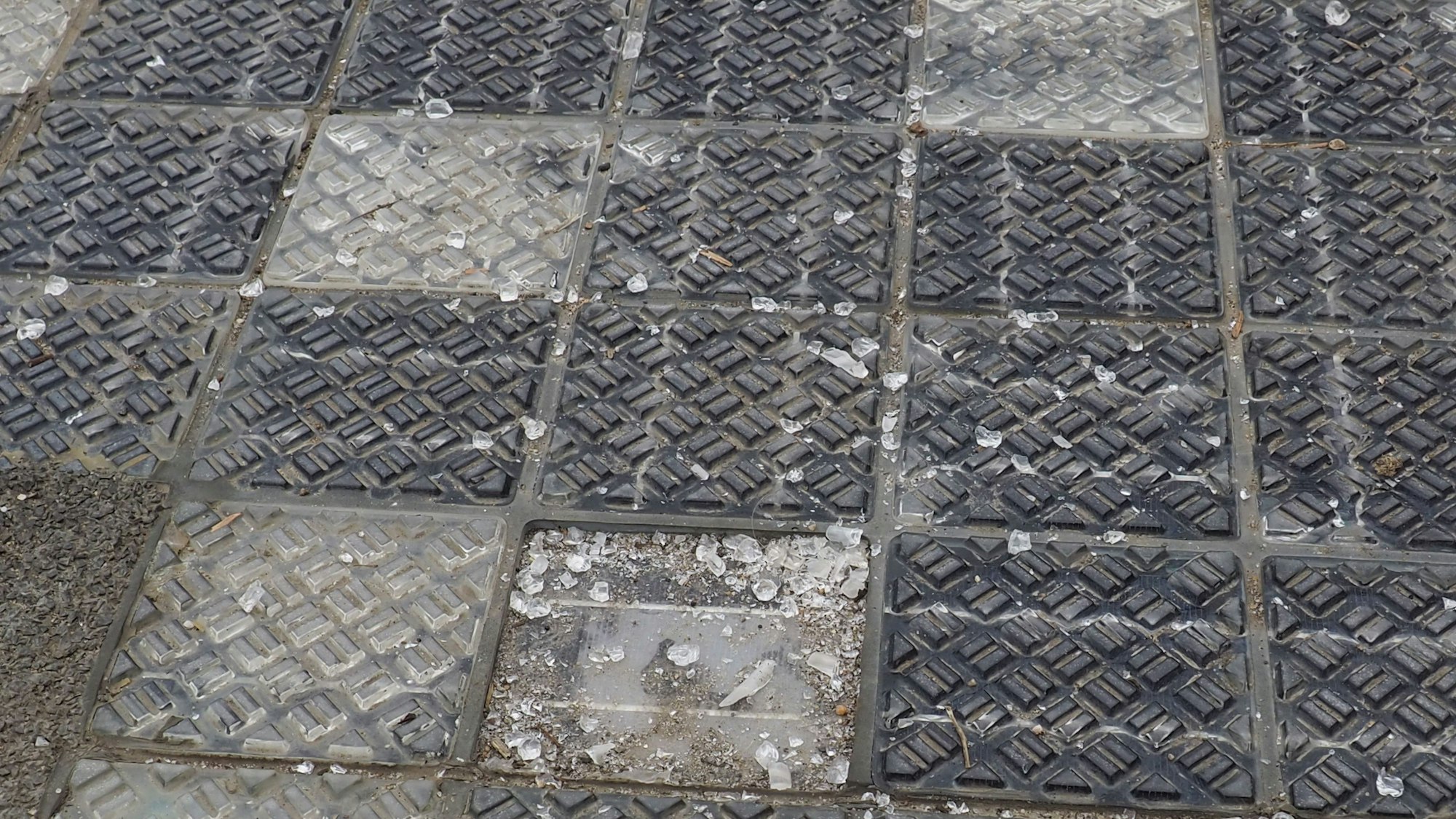 So sah es bis vor kurzem noch aus: die Module des Radwegs zerbrochen. Splitter liegen auf der Fahrbahn.