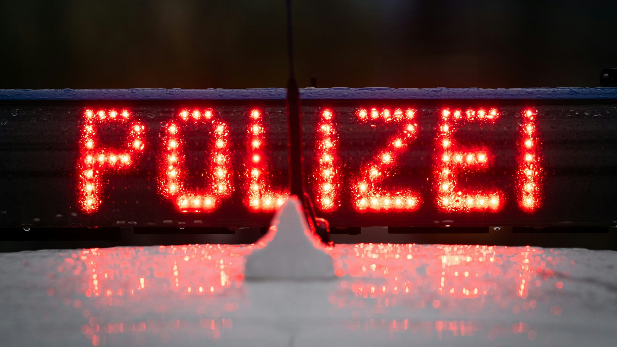 Der Schriftzug „Polizei“, aufgenommen während einer Verkehrskontrolle an der Berliner Straße.