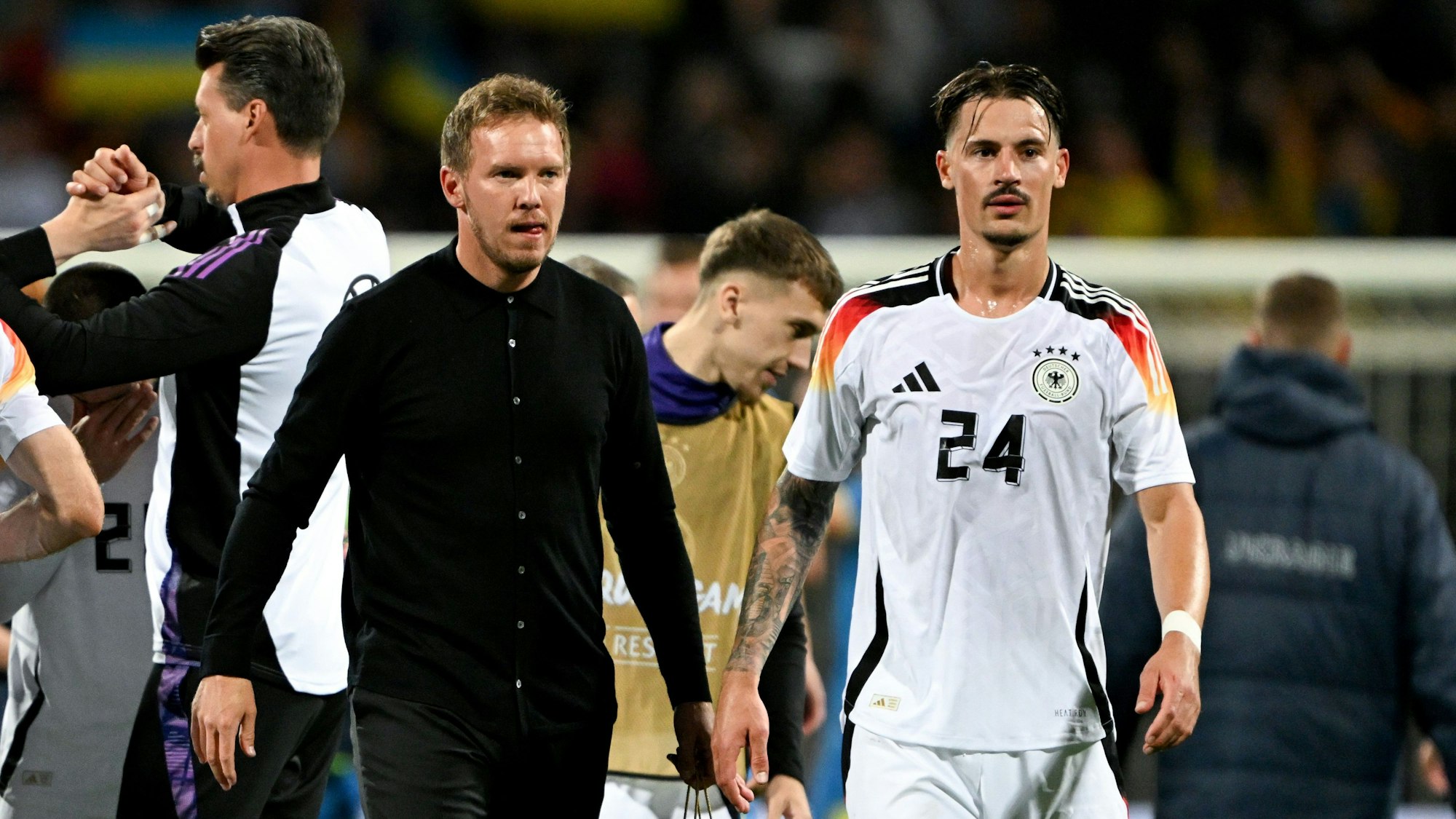 Bundestrainer Julian Nagelsmann (l) und Robin Koch nach dem Spiel gegen die Ukraine.